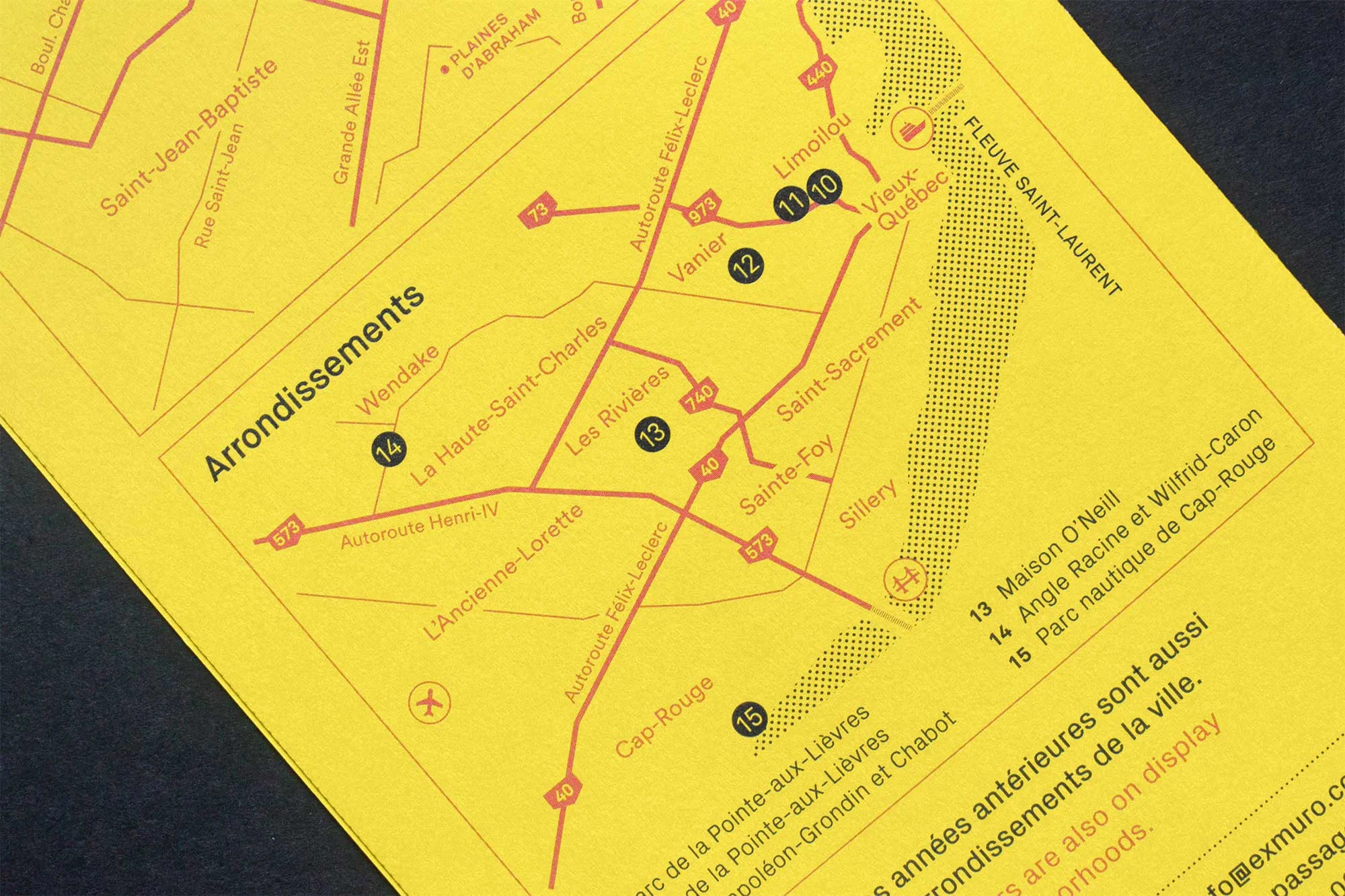 ros plan d'un dépliant jaune et noir montrant une carte des arrondissements de la Ville de Québec pour visualiser où sont situé les œuvres d'art public de Passages Insolites 2018.