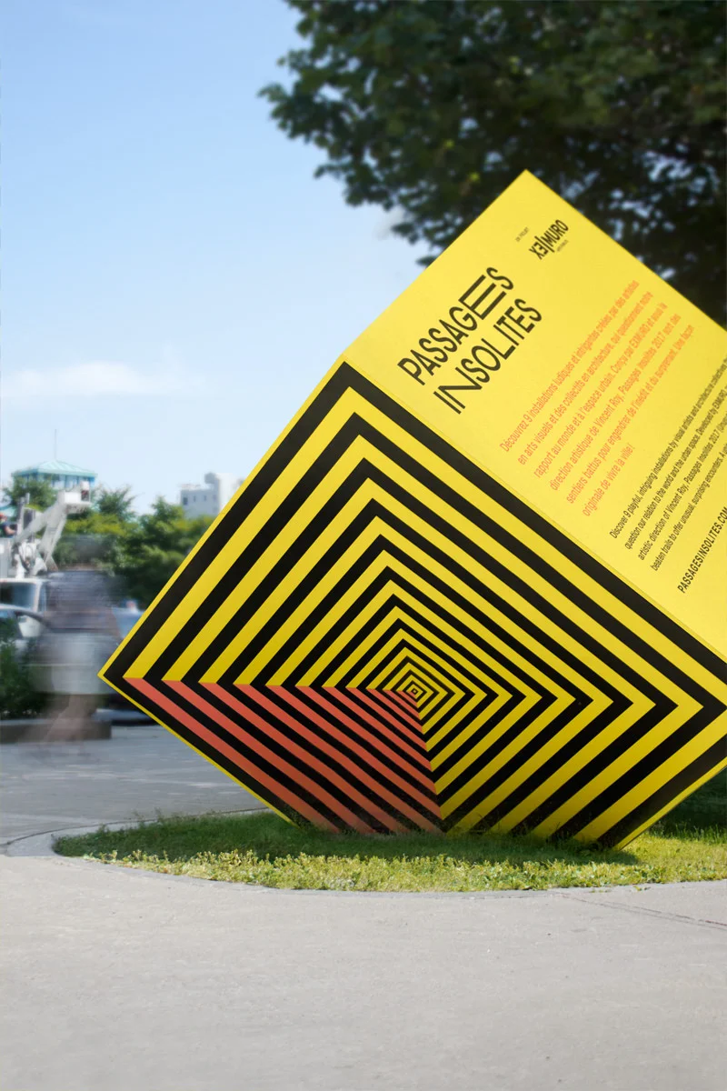 Grosse borne cube installée dans les rues de Québec avec le logo de Passages insolites.