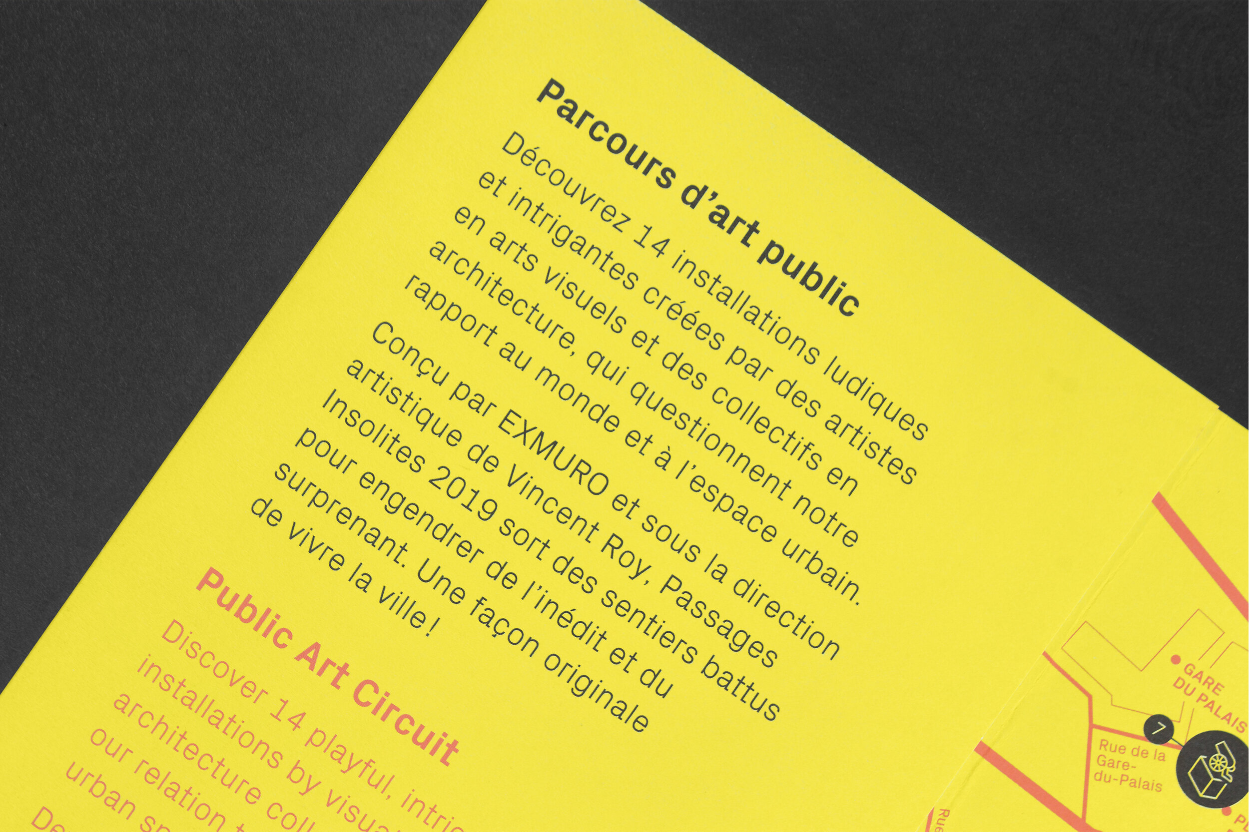 Coin supérieur du dépliant montrant une section de texte noir sur fond jaune décrivant l'événement.