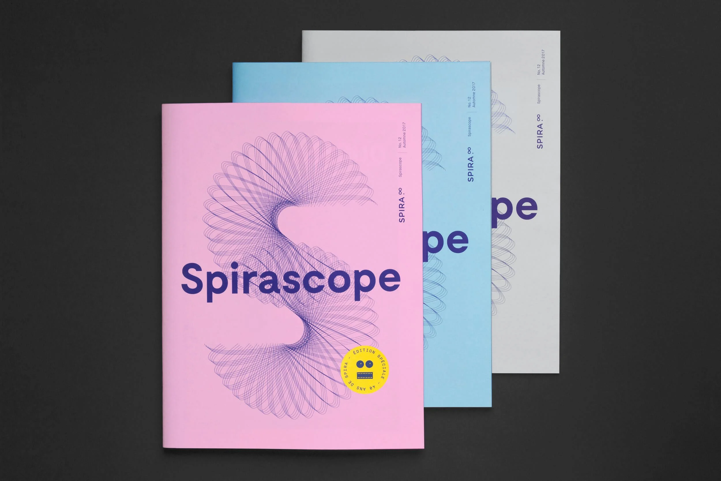 Trois couvertures rose, bleue et grise du magazine Spirascop de Spira à Québec.