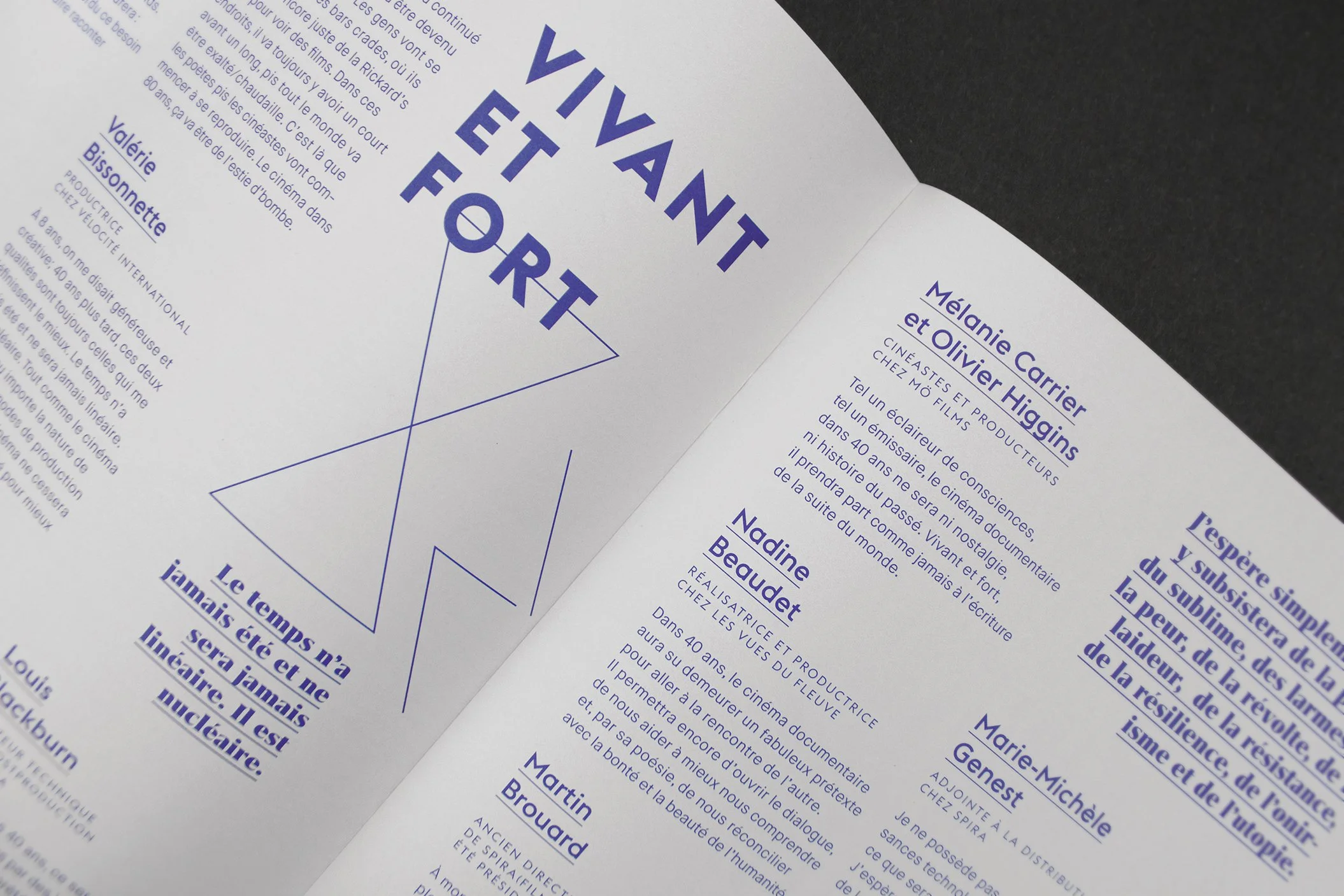 Double page gris du magazine Spirascop montrant de l'écriture violet sur du papier gris pâle.