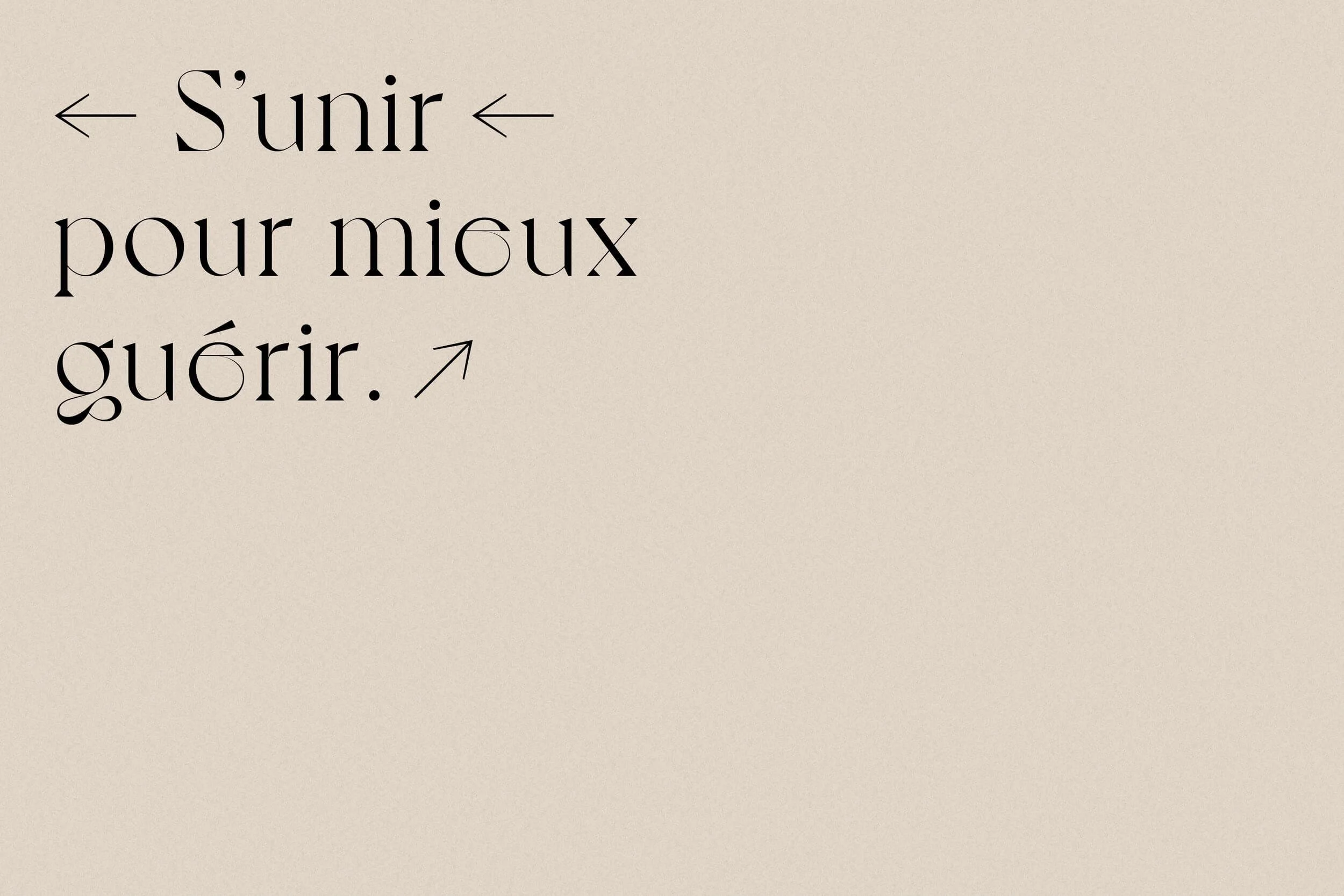 Image d'un slogan écrit «S'unir pour mieux guérir.» en brun foncé sur un fond beige.