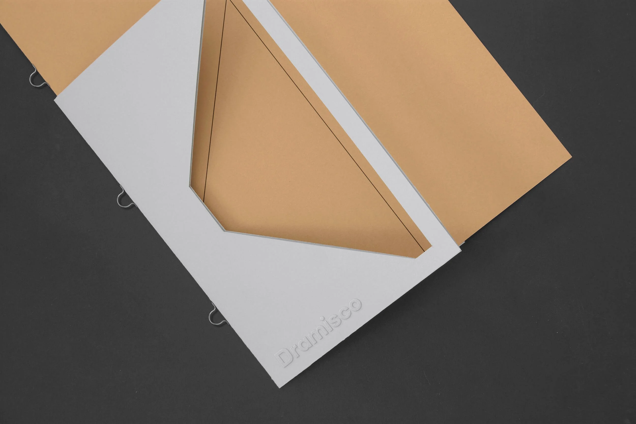 Gros plan de la pochette de presse brune et grise.