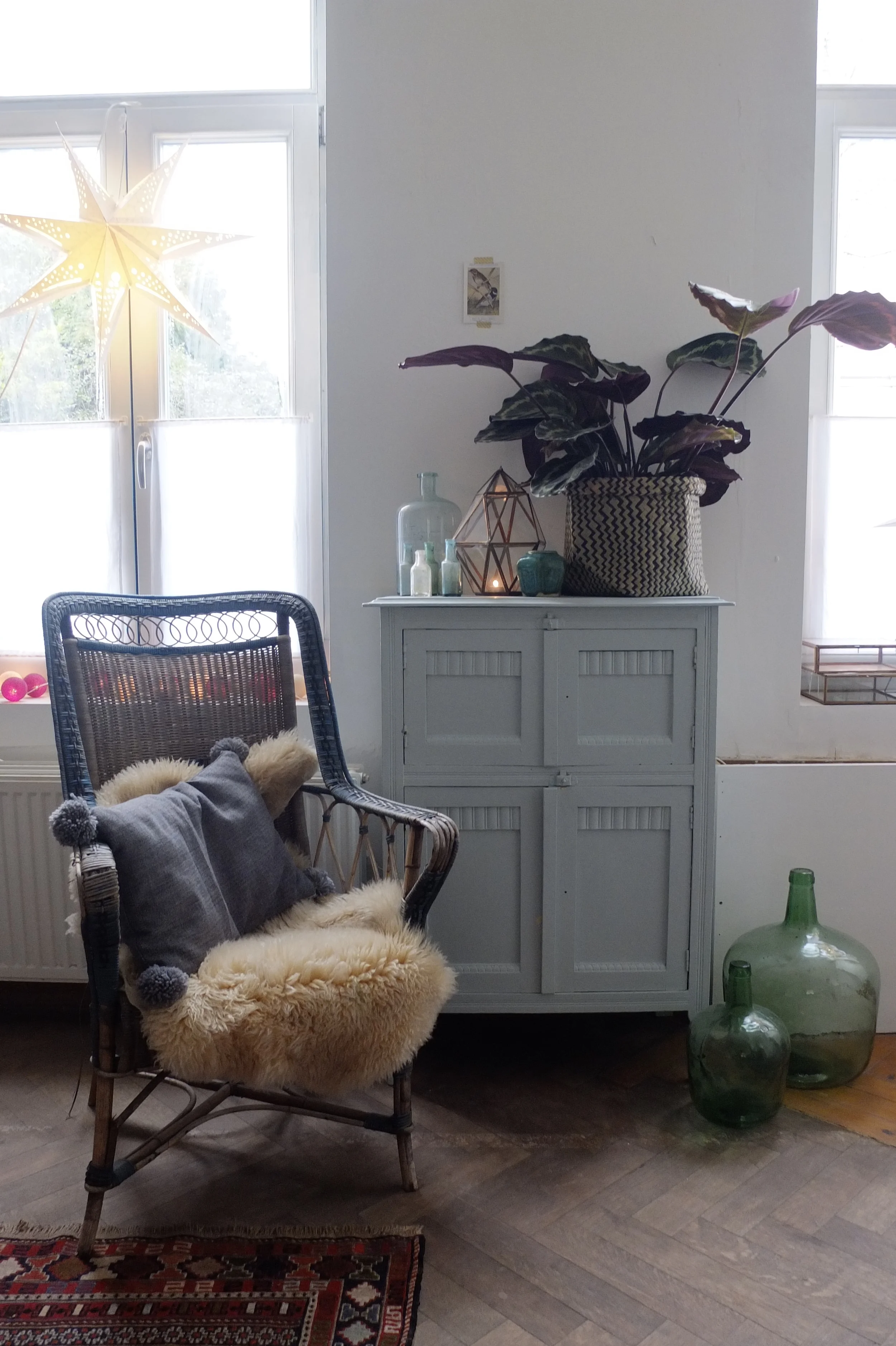 A cozy setting in our living room. The little cupboard belonged to my grandmother and it fits wonderfully well in here. 