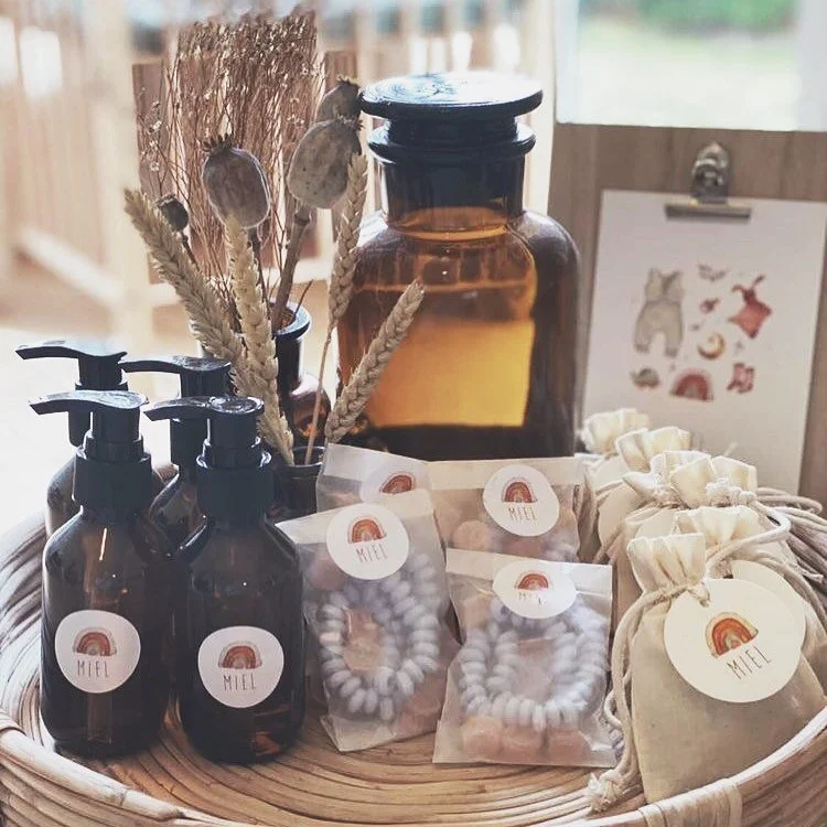 Birthannouncement presents from Miel. Such a nice setting made by his mama.
.
.
.
Congrats @kimgeraerts 
#birthannouncement #gifts #display #birthannouncementcard #rainbow #geboortekaartje #doopsuiker #doopsuikerpresentatie