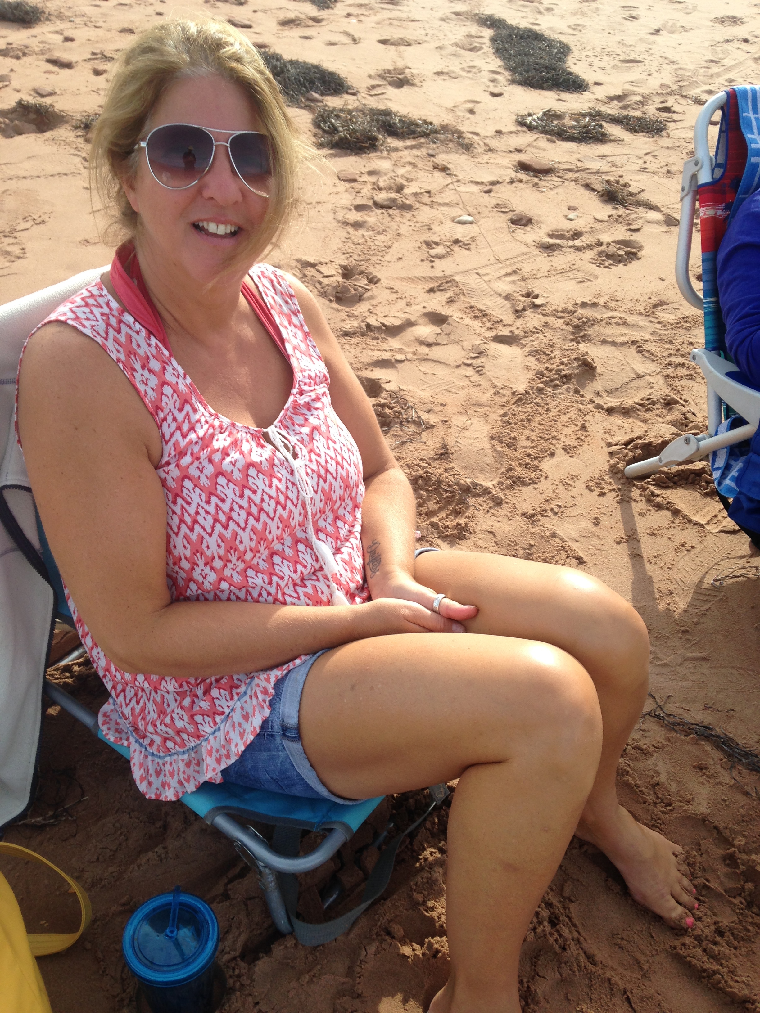 Last day on the beach...no, I didn't go swimming, although my friend did. My last dip in the cool Atlantic was September 30th, a new record for me :) God it feels good to sink your toes in the sand!