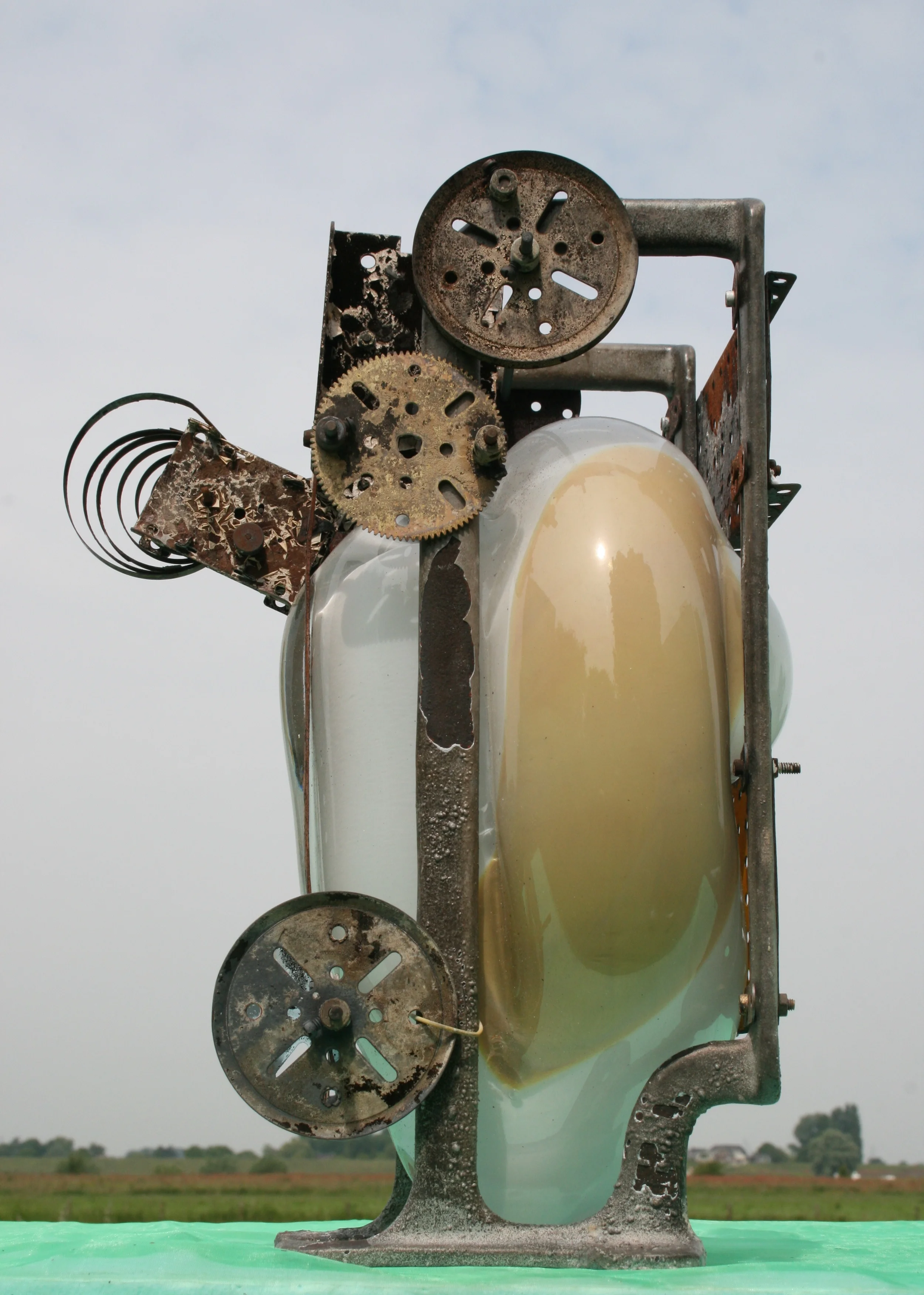 Time bubble 2014, glass in iron and meccano. Collection Glasmuseum Immenhausen, Kassel