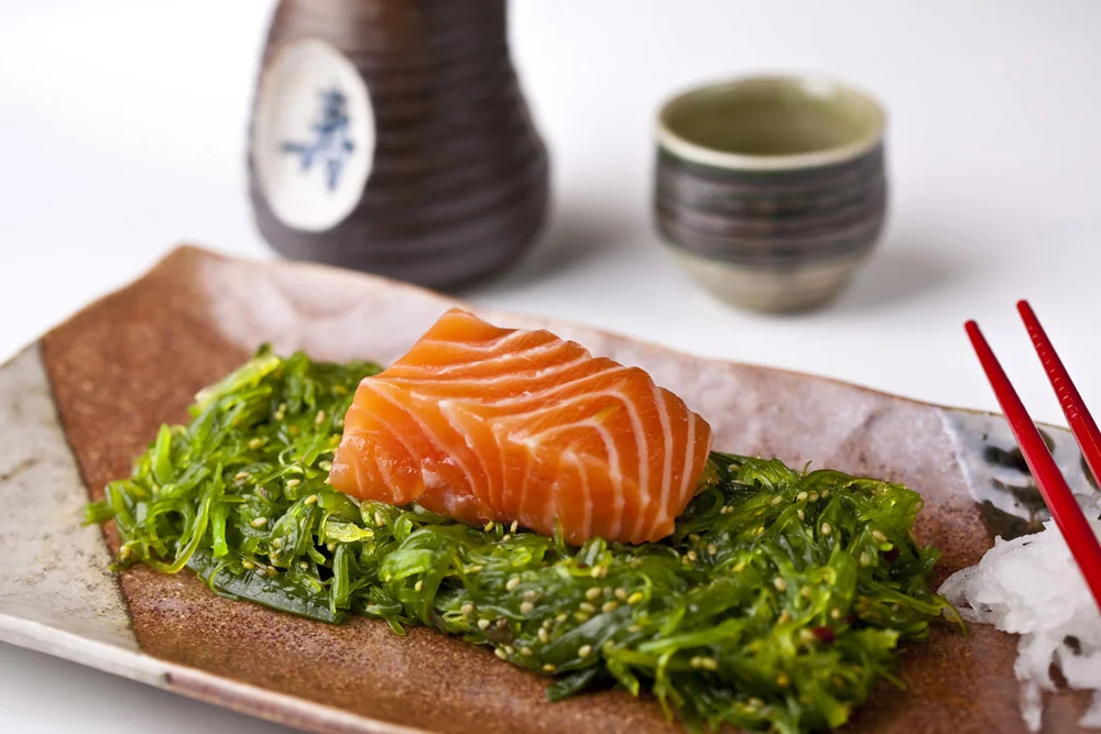 Salmon, wakame and sencha tea for cellulite