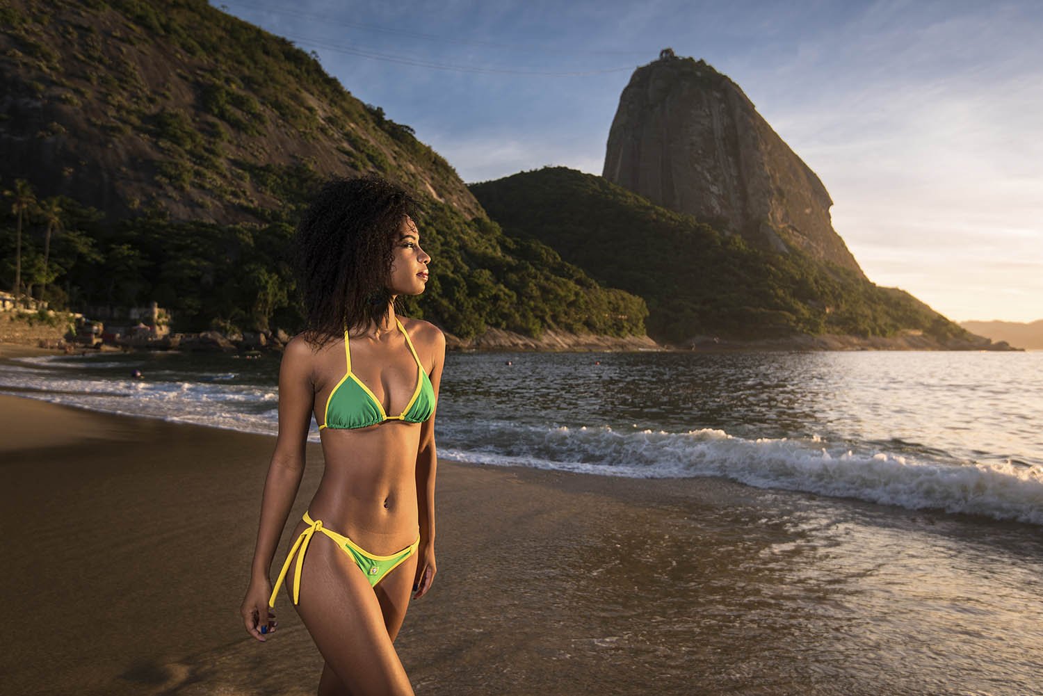 The best cellulite treatment at home, with anti-cellulite massage, a real cellulite cream and 100+ lifestyle tips