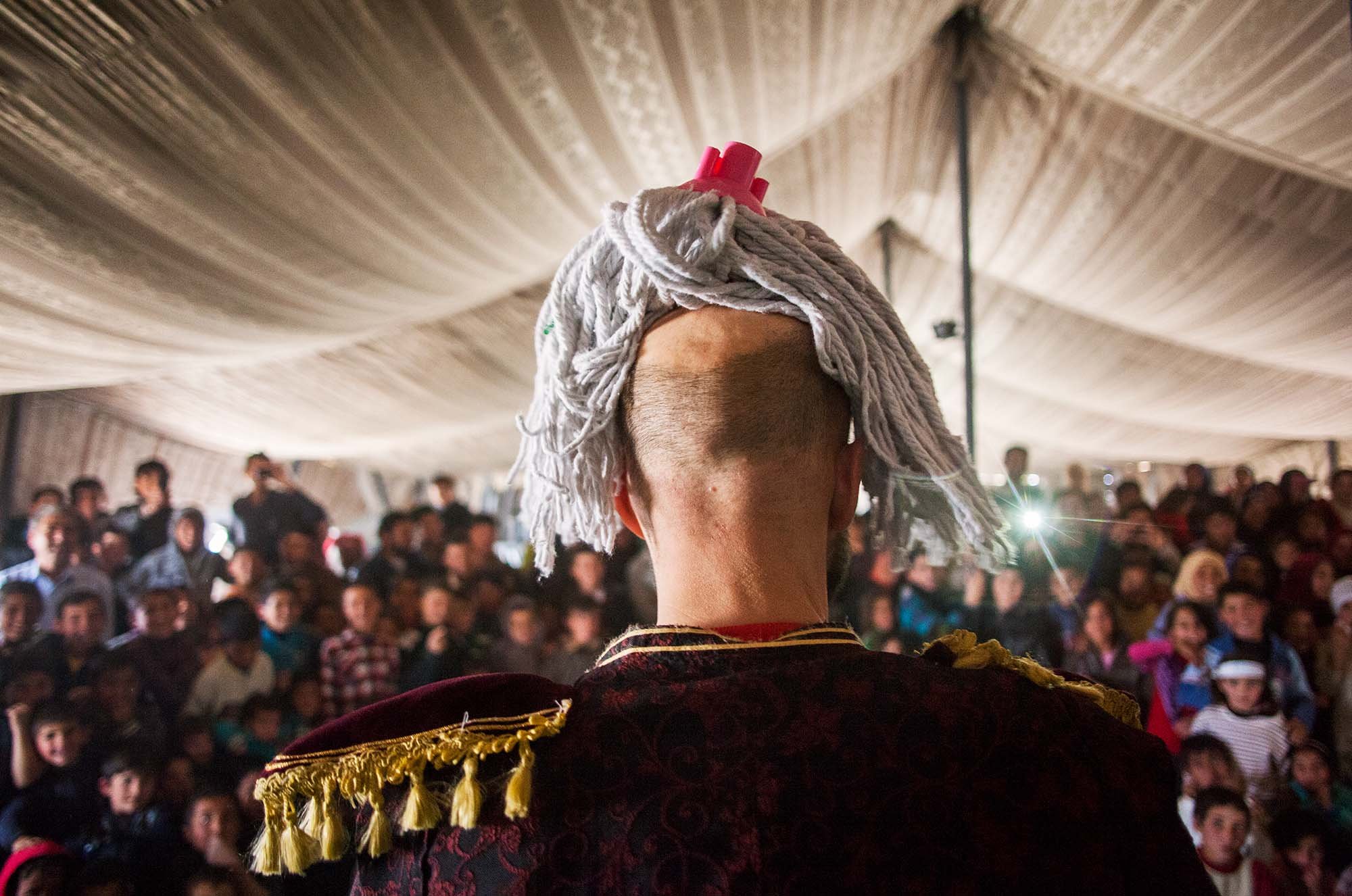  Momo the Clown and his mop at a Clowns Without Borders Ireland performance at Zaatari refugee camp, Jordan.&nbsp; 