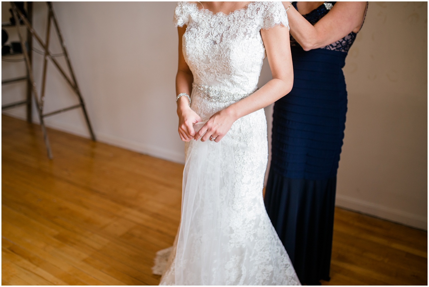 bride-getting-ready-louisville-wedding_0017.jpg