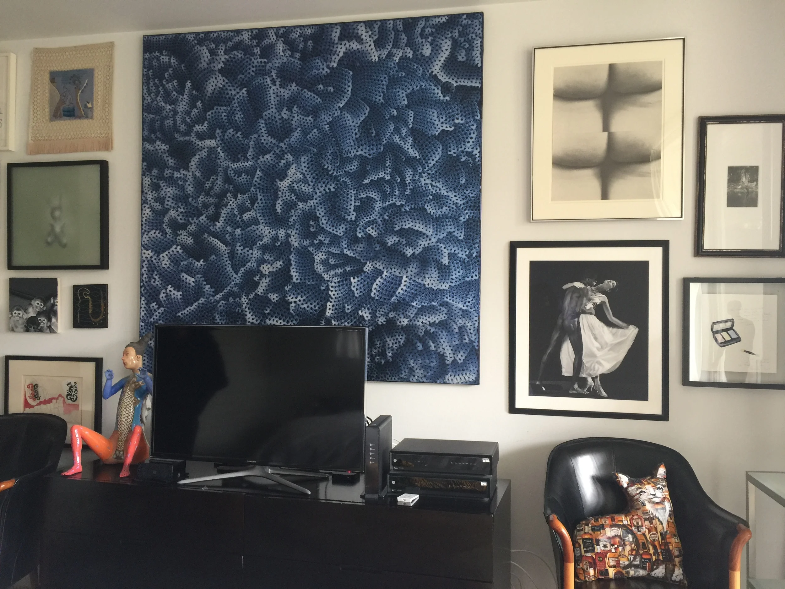 (left) Yayoi Kusama, Nets Obsession Blue Infinity Painting , 2004 (right) Robert Mapplethorp, Thomas and Dovana , 1986