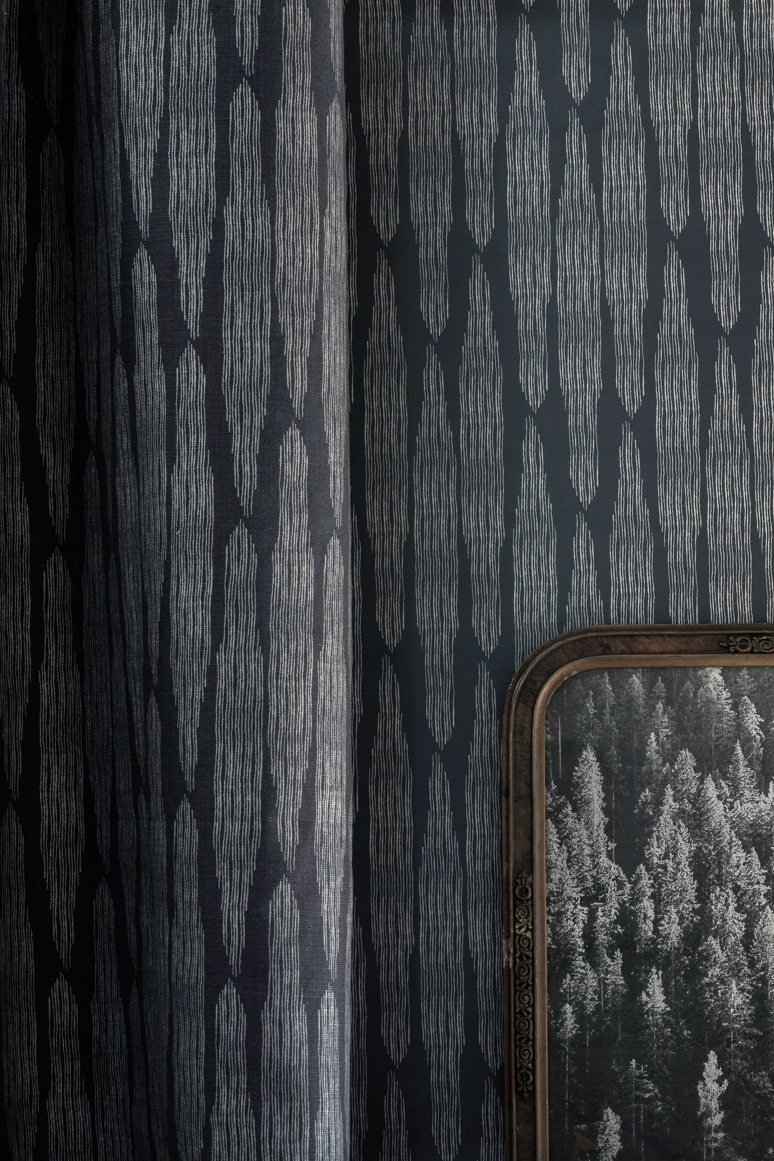 FAYCE_Pines_charcoal linen-wallpaper.jpg