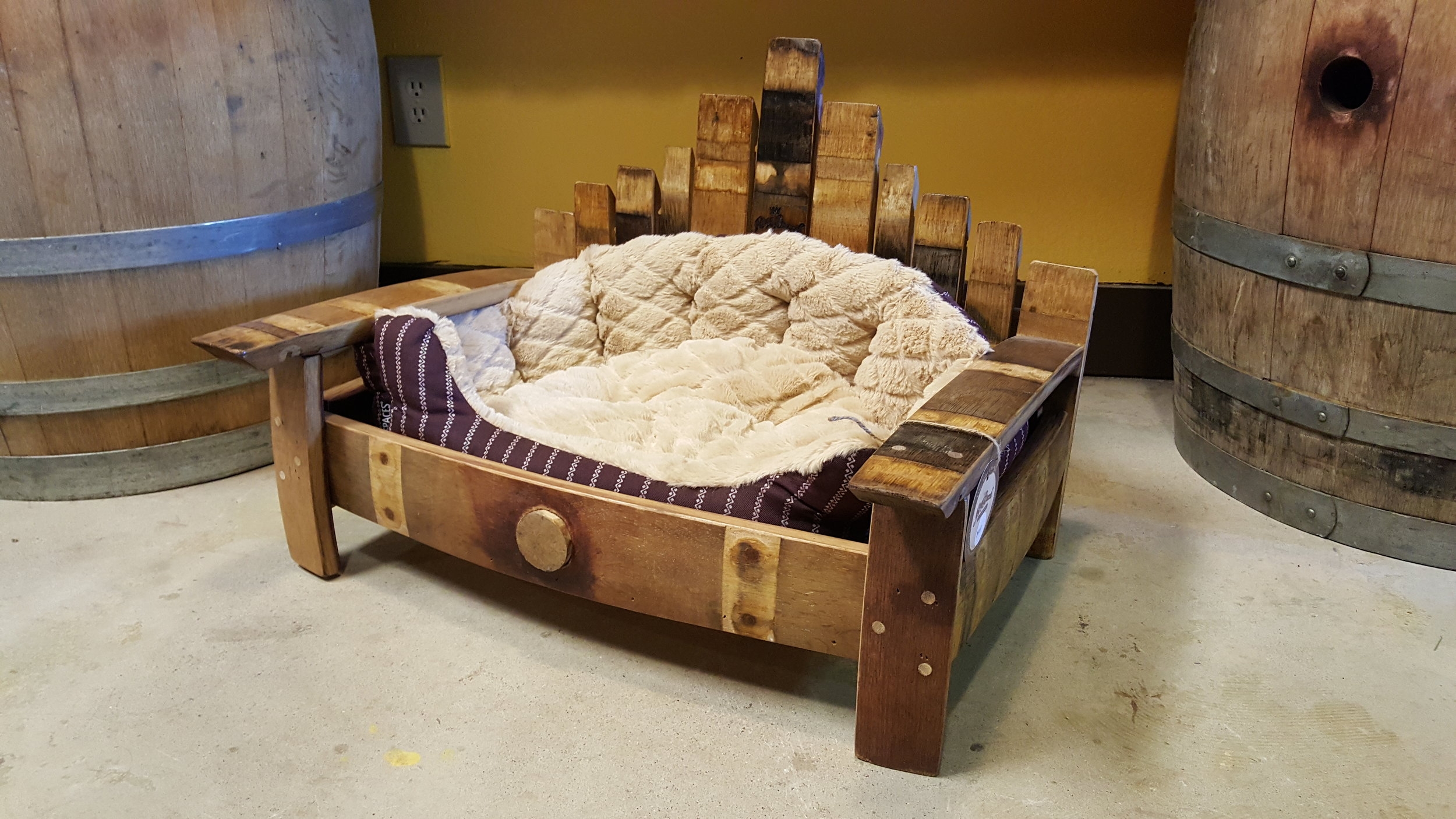 Minnie bench pet bed — King Barrel