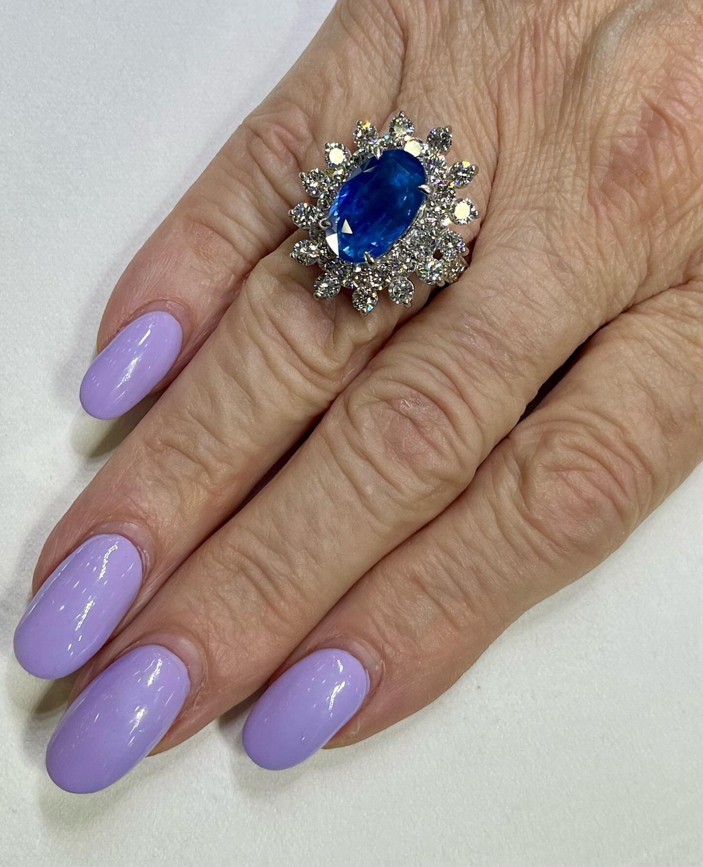 Did you know that Tiffany &amp; Co named the gemstone tanzanite to highlight its exclusive geographic origin,  introducing it with a campaign in 1968? 💎✨Highly prized for its rare beauty, this tanzanite &amp; diamond ring is a wonderful example of t