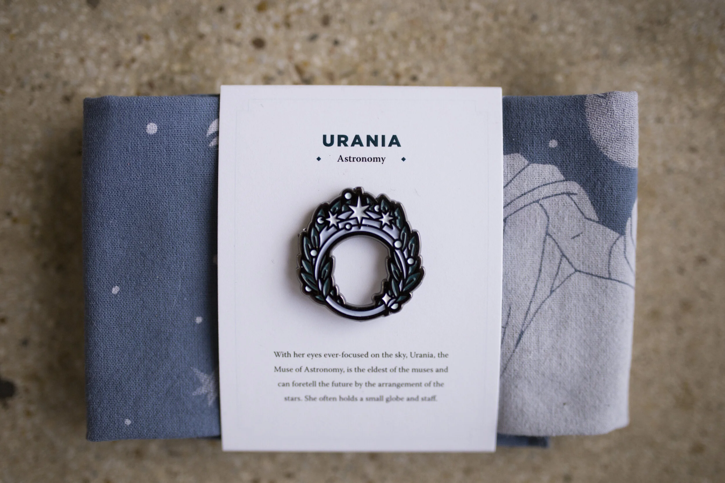 Urania Bandana + Pin Set