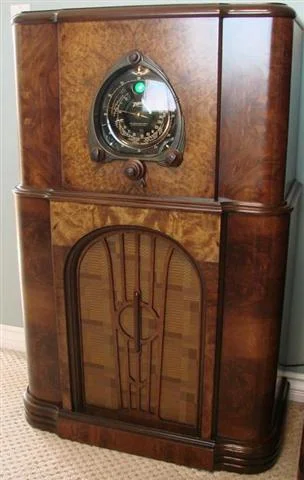 This is a 1938 Zenith 12 tube model 12S266, Zenith’s most famous and collectible year. It is sporting the fabulous “Motor Drive Robot Shutter Dial” and green tuning eye. The 12S266 is a rare model for 1938. 12 tube 1938 Zenith radios are not easy to come, and the 12S266 model is one of the hardest to find.
