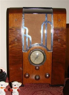 This Zenith model 809 from 1935 is the baby of 3 chrome grille models made. The 809 is the smallest one with only 6 tubes. The Zenith chrome models are highly sought after. I found this one in a swap meet in a area between Laughlin Nevada and Kingman Arizona. I about flipped.... The dealer wanted $30. He said a tube was broken and his friend got shocked. I looked at it and the rectifier #80 tube was broken. I said yes I can see why. With a broken tube I said it must be only worth $25. He said "yeah you are right" and excepted $25.00. Of course, the radio did not look like this when I purchased it. It needed full restoration. The grille needed to be re-chromed as well. The grille cloth was a rose pattern. Most likely from a curtain.