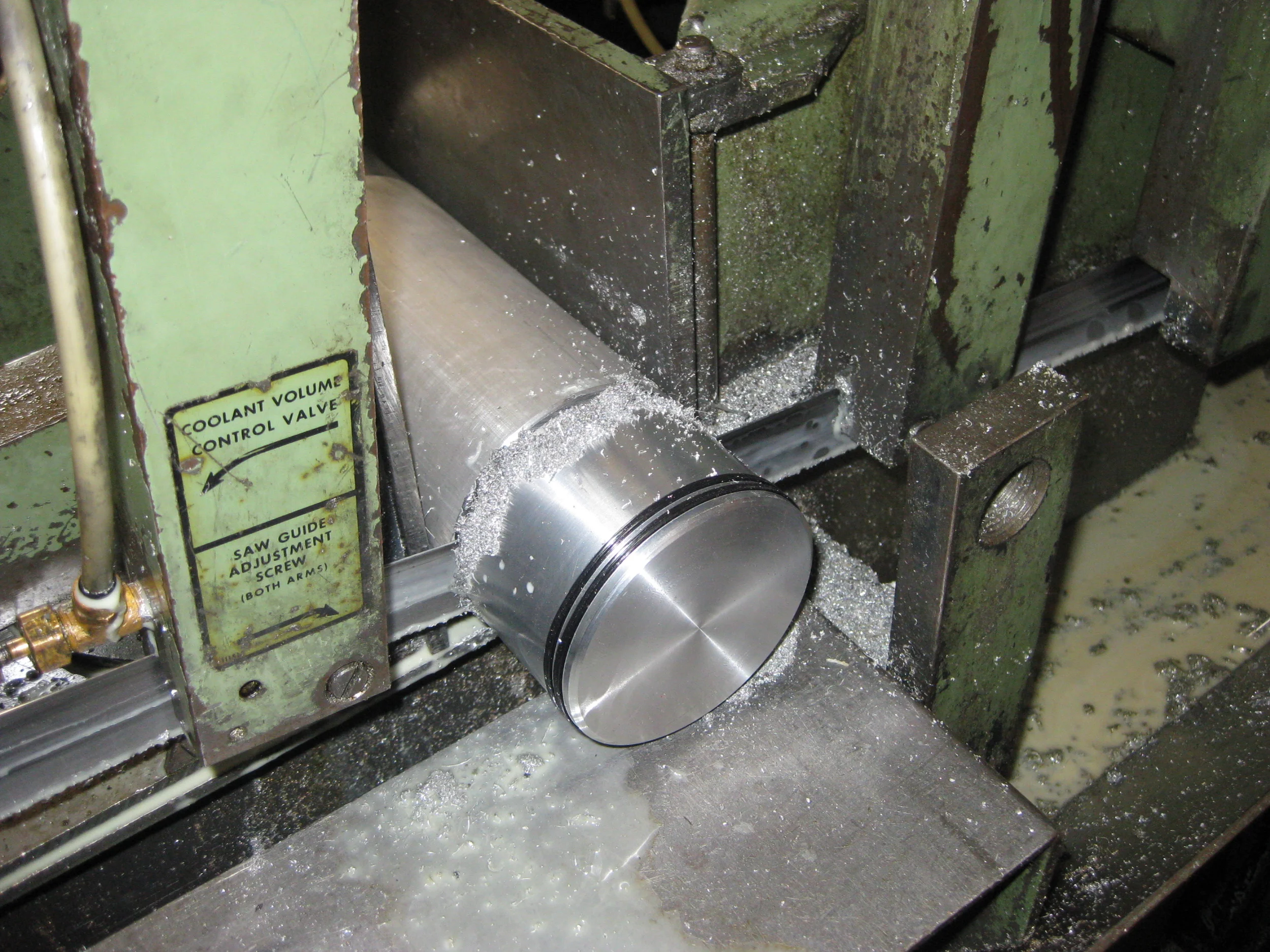  Cutting off the lid with the horizontal bandsaw 