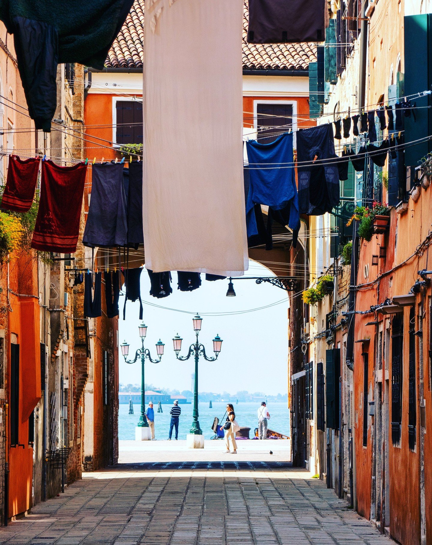 Venice basking in sunlight ... definitely not the case right now :-( 
I'm wandering through one of the serene neighbourhoods in the Castello district, not far from Arsenale and Giardini, the two iconic Biennale venues.
#venice #photography #workshops