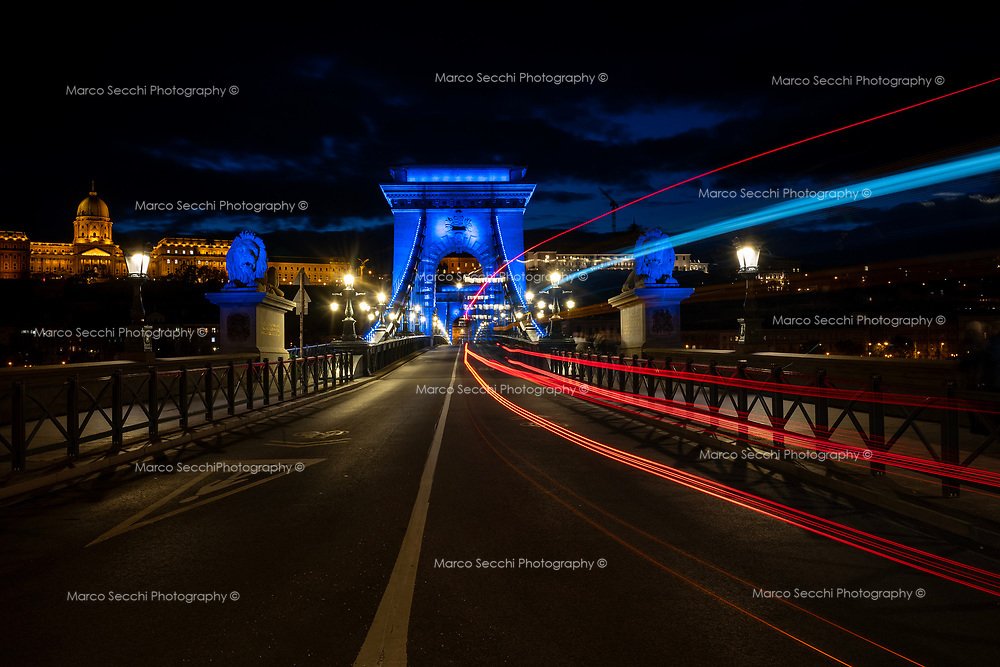 Enchanting Budapest: A Long Exposure View of the Iconic Chain Bridge Bathed in Vibrant Blue Light, with Dynamic Red and White Light Trails Capturing the Movement of Traffic Against the Historic Cityscape Background.
Join one of my Workshops!
#budapes