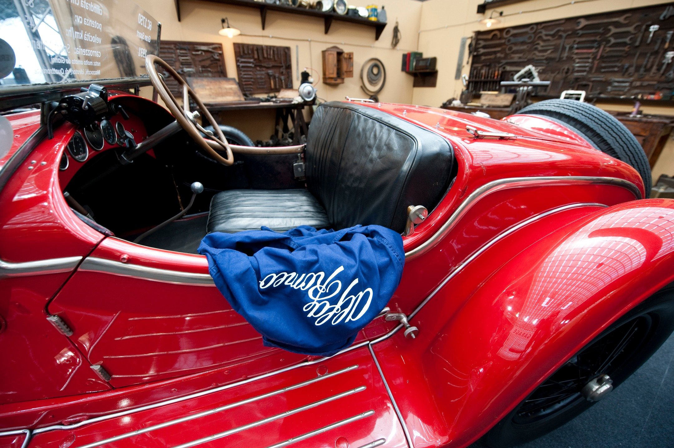 Classic curves, vintage soul. The unmistakable charm of Alfa Romeo meets the craftsmanship of a bygone era. Pure Italian elegance on four wheels.

#AlfaRomeo #ClassicCar #VintageAlfa #ItalianDesign #CarLovers #VintageMotors #RetroRide #AutoD'Epoca #O