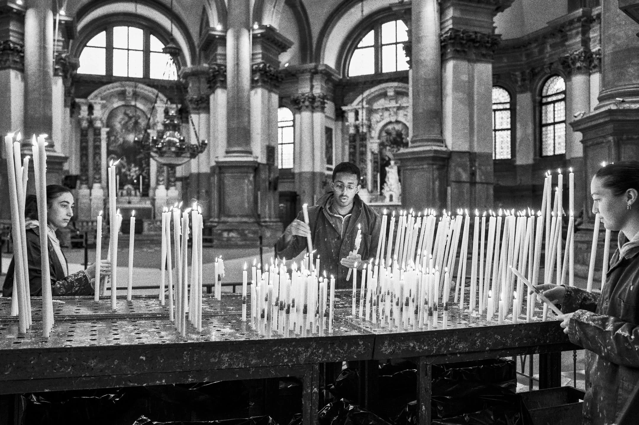 Soft light, quiet gestures, and a small choreography of faith.
At Madonna della Salute, candles are not symbols, they are actions, lit one by one, without spectacle, without hurry.
Venice teaches this kind of patience very well.

Leica M6, Fuji FP4 1