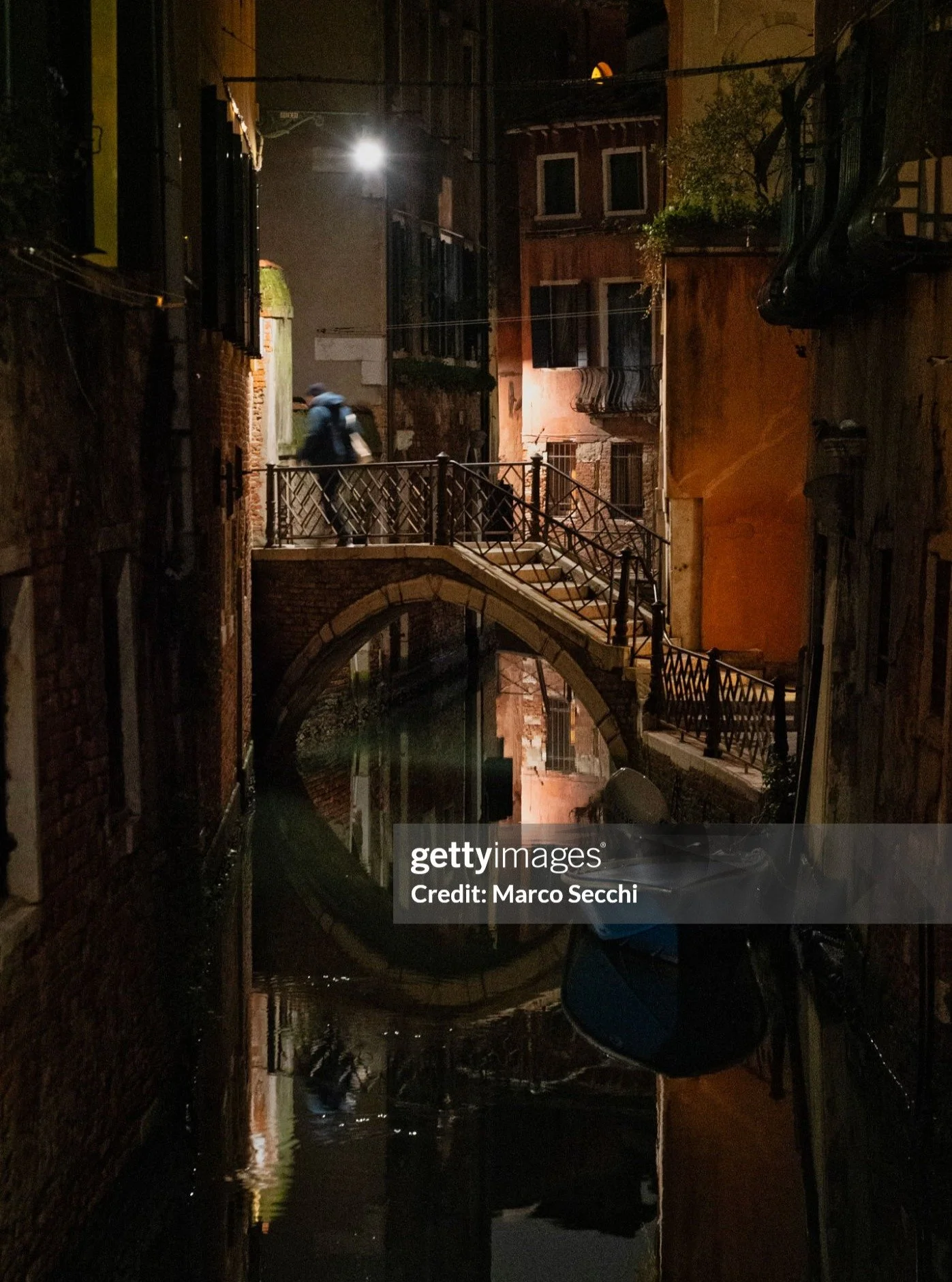 Venice after dark.
A quiet bridge, a passing shadow, and that moment where the city feels like it&rsquo;s holding its breath.

Shot on Leica, because some nights deserve a little patience, a little grain, and a lot of walking 🚶&zwj;♂️📸✨

#leica #ve