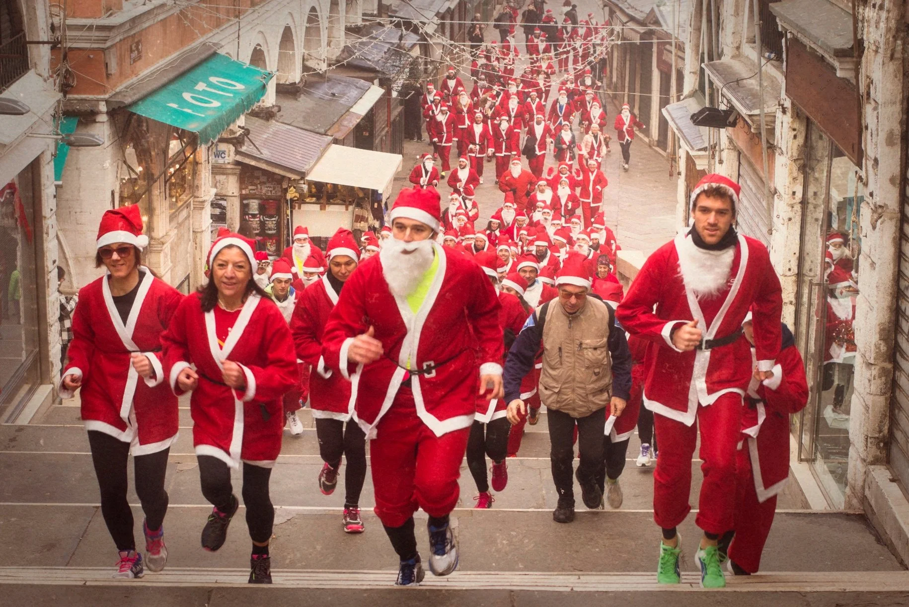 Christmas Run over the Rialto Bridge, Venice, a few years ago.
No AI, no burst mode, just film, timing, and a Leica M6.
Christmas chaos, the good kind.

#venice #leica #m6 #christmas #ﬁlmisnotdead