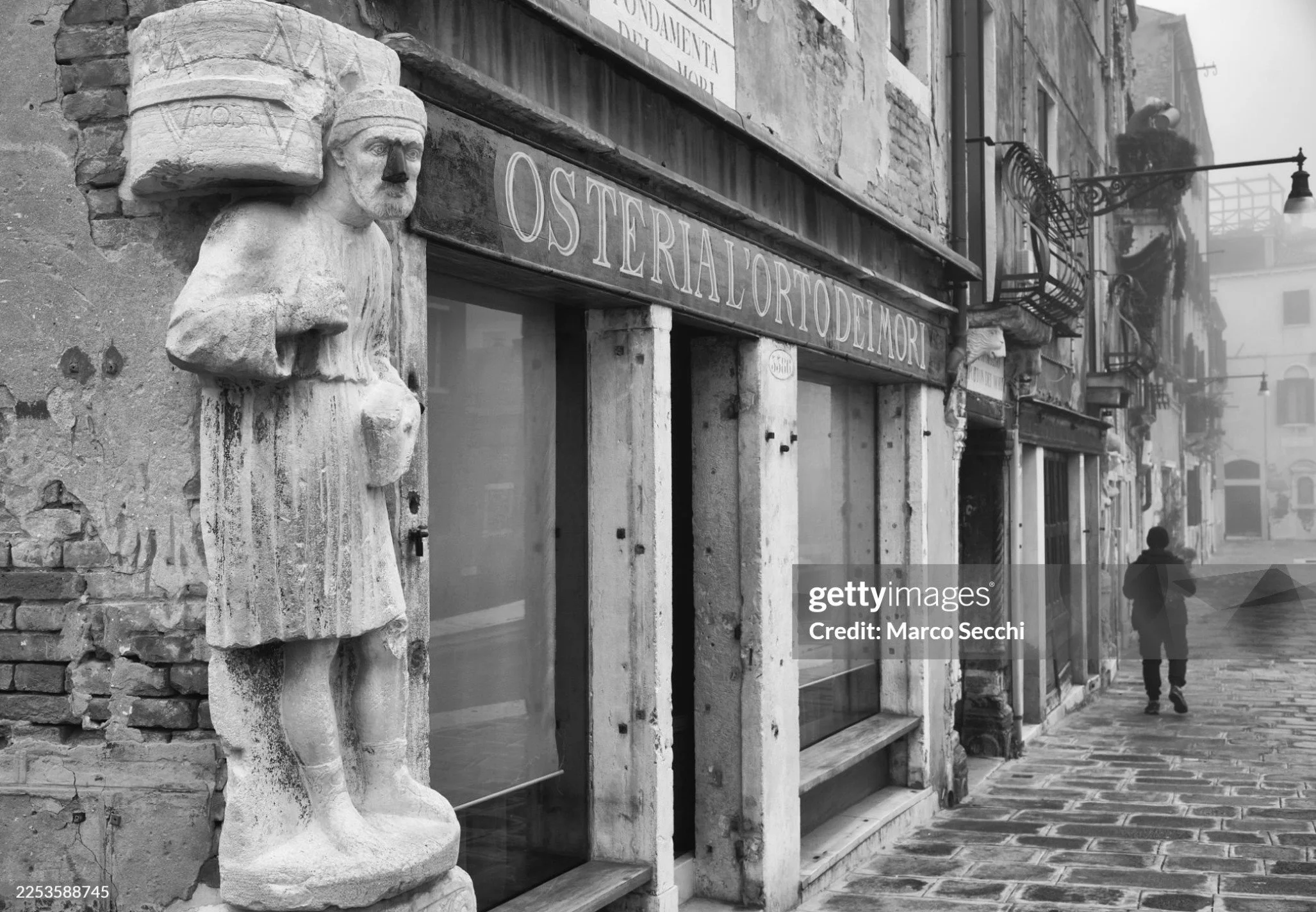 Before social media, Venice had Rioba.
A place for anonymous voices, criticism, and humour.
Same city, same urge to speak.
Different wall.

#venice #leica #storytellingphotography