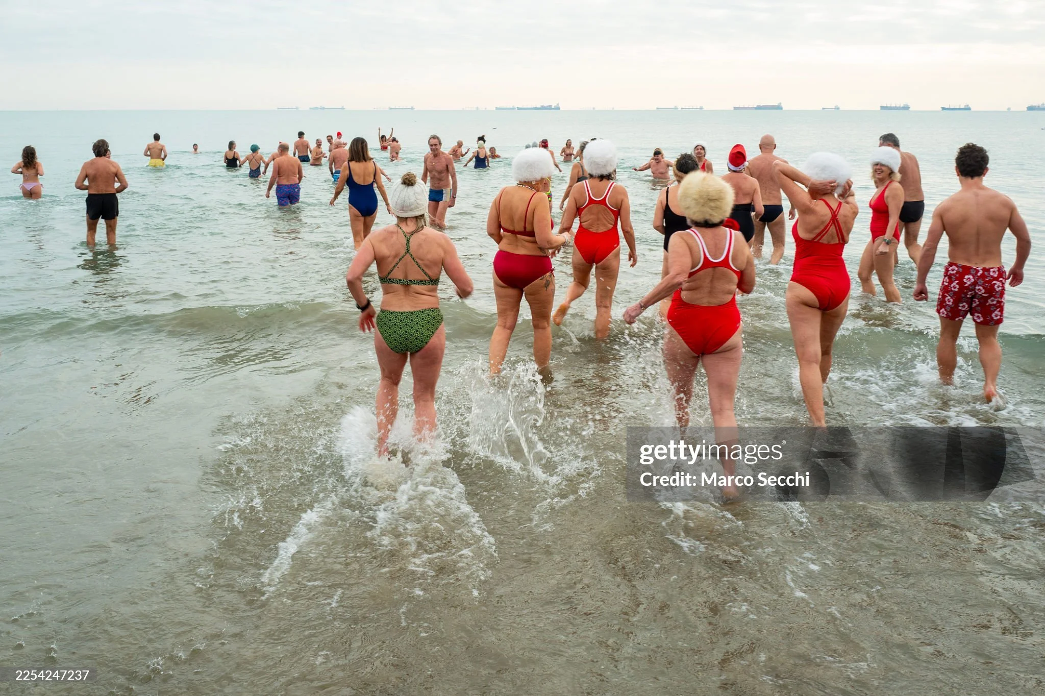 Normal people make resolutions.
The Ibernisti jump into winter.
Lido of Venice, yesterday. 🌊🔥

#lido #Venice #ibernisti #leica