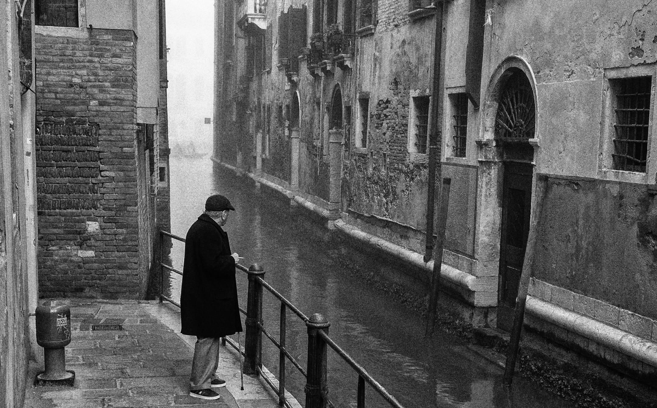 A pause between footsteps.
Venice,little fog doing its quiet work.

Some scenes don&rsquo;t ask to be taken, they ask to be waited for.

An image taken during one of my street photography workshops in Venice