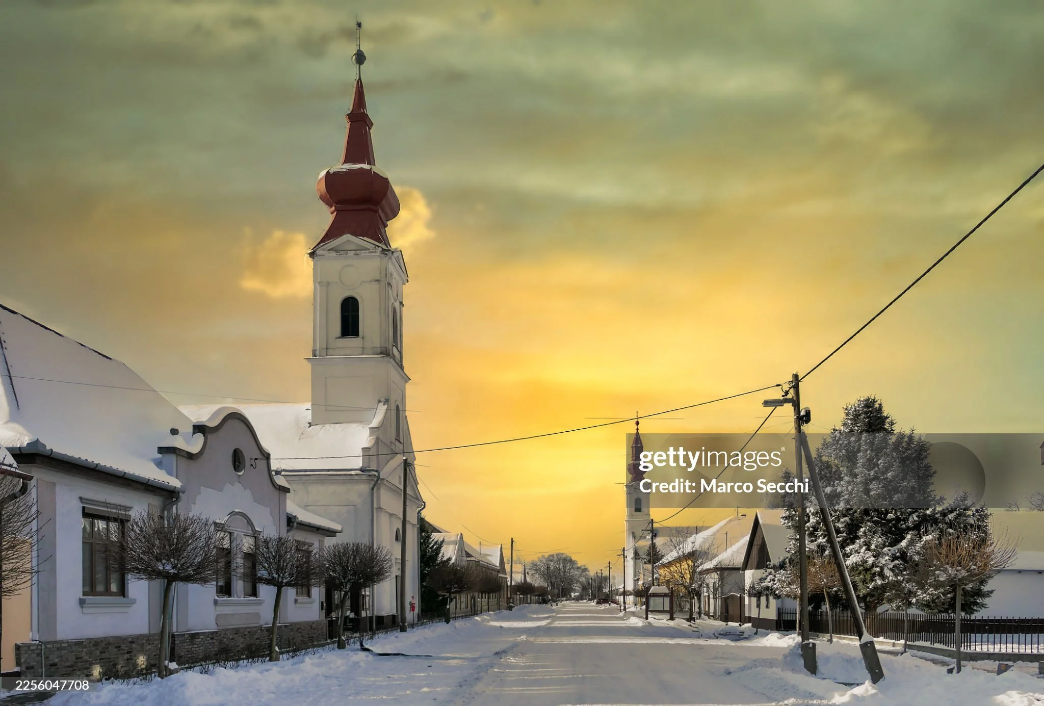 The kind of evening where everything slows down.

A church tower, a snow-covered street, and the sun disappearing like it has somewhere better to be.

Southern Hungary, under 100km from Budapest, suddenly feels like a postcard you can actually step i