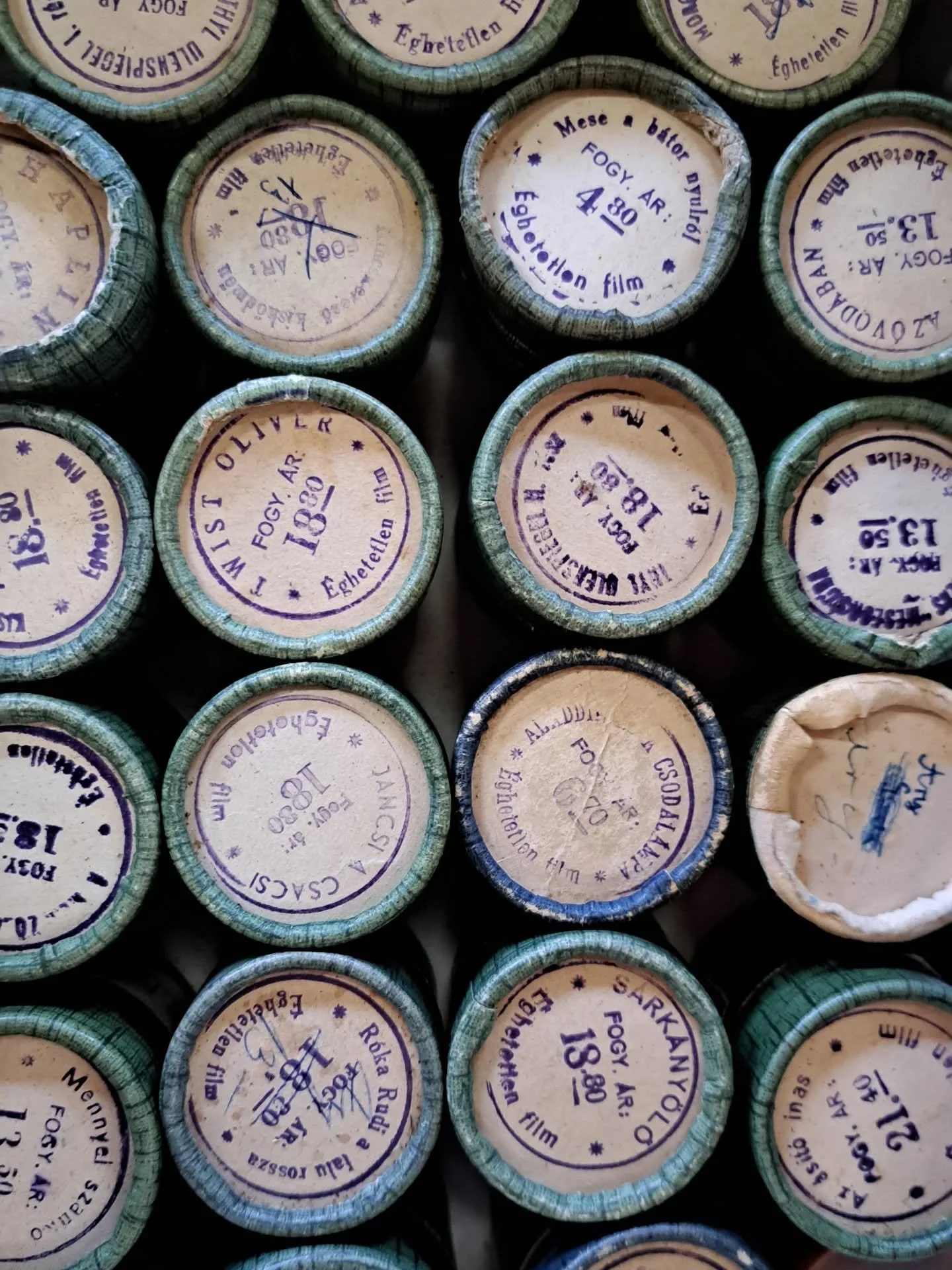 Ki eml&eacute;kszik m&eacute;g ezekre? A &bdquo;diafilmez&eacute;s&rdquo; volt a 20. sz&aacute;zad Netflixe Magyarorsz&aacute;gon. Tal&aacute;ltam egy eg&eacute;sz gyűjtem&eacute;nyt ezekből az apr&oacute;, pap&iacute;rdobozos csod&aacute;kb&oacute;l