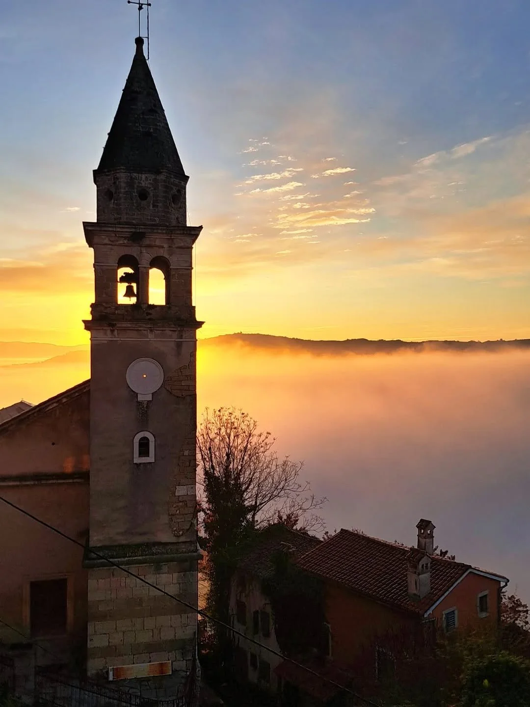 Sunrise in Motovun!....
With @istr__a_more

#motovun #istria #leica #photography #workshop
@visit_motovun @visitistria @croatiafulloflife