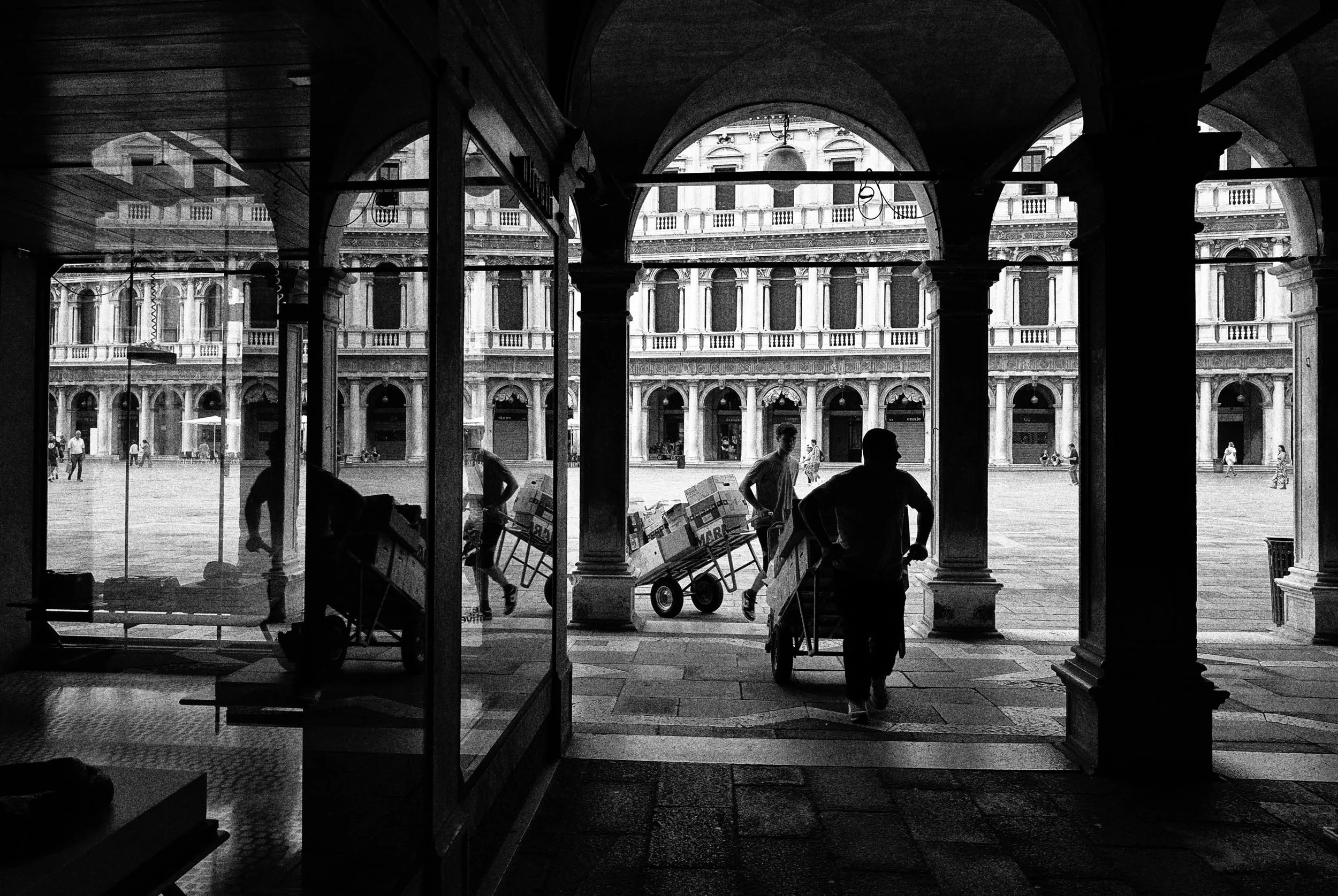 Venice wakes up long before the tourists do.

Delivery carts. Echoes under the arcades. The sound of wheels on stone.
For a brief moment, the city belongs to the people who actually keep it alive.

Leica, black and white, early Monday morning in Veni