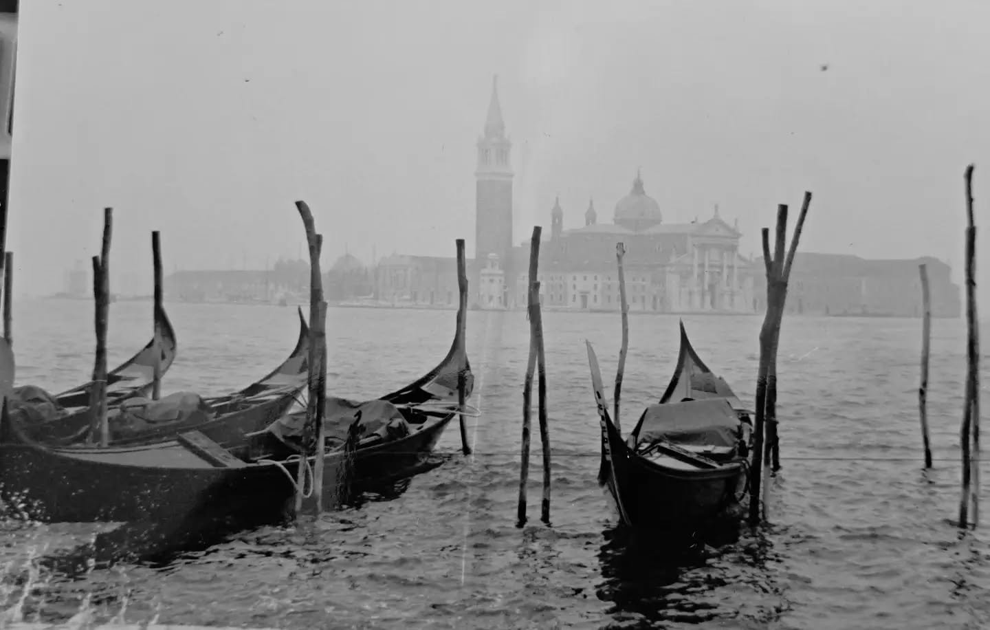 Venice winter 1981

#venice #1981 #blackandwhite #leica #m6 monochrome