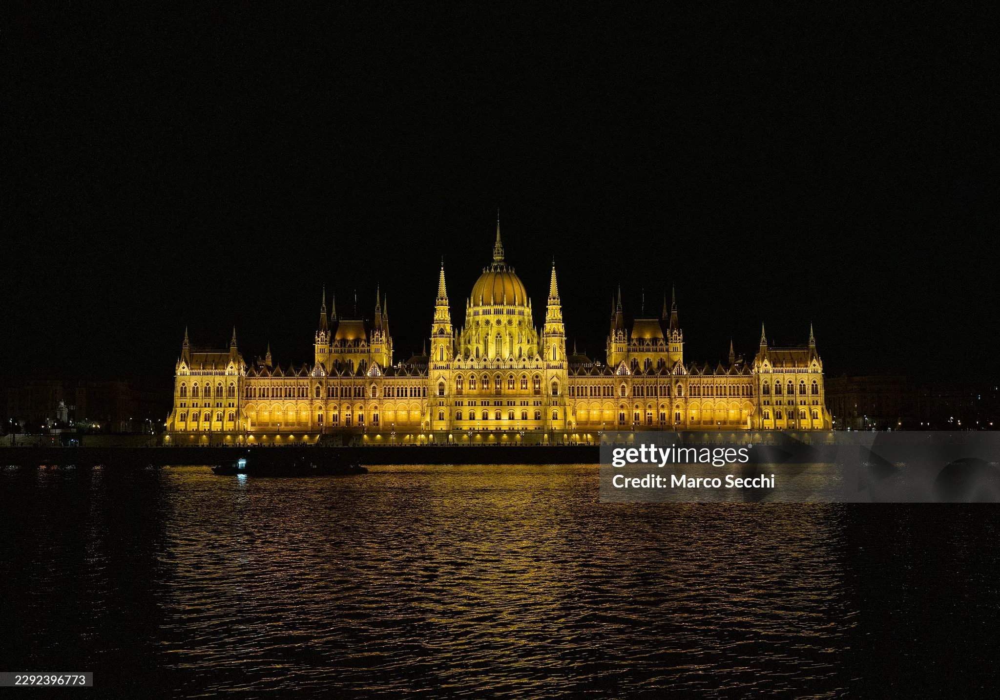 Some views become classics for a reason. The Hungarian Parliament glowing above the Danube, Budapest at its most unmistakable.
Shot with Leica M11

#budapest #leica