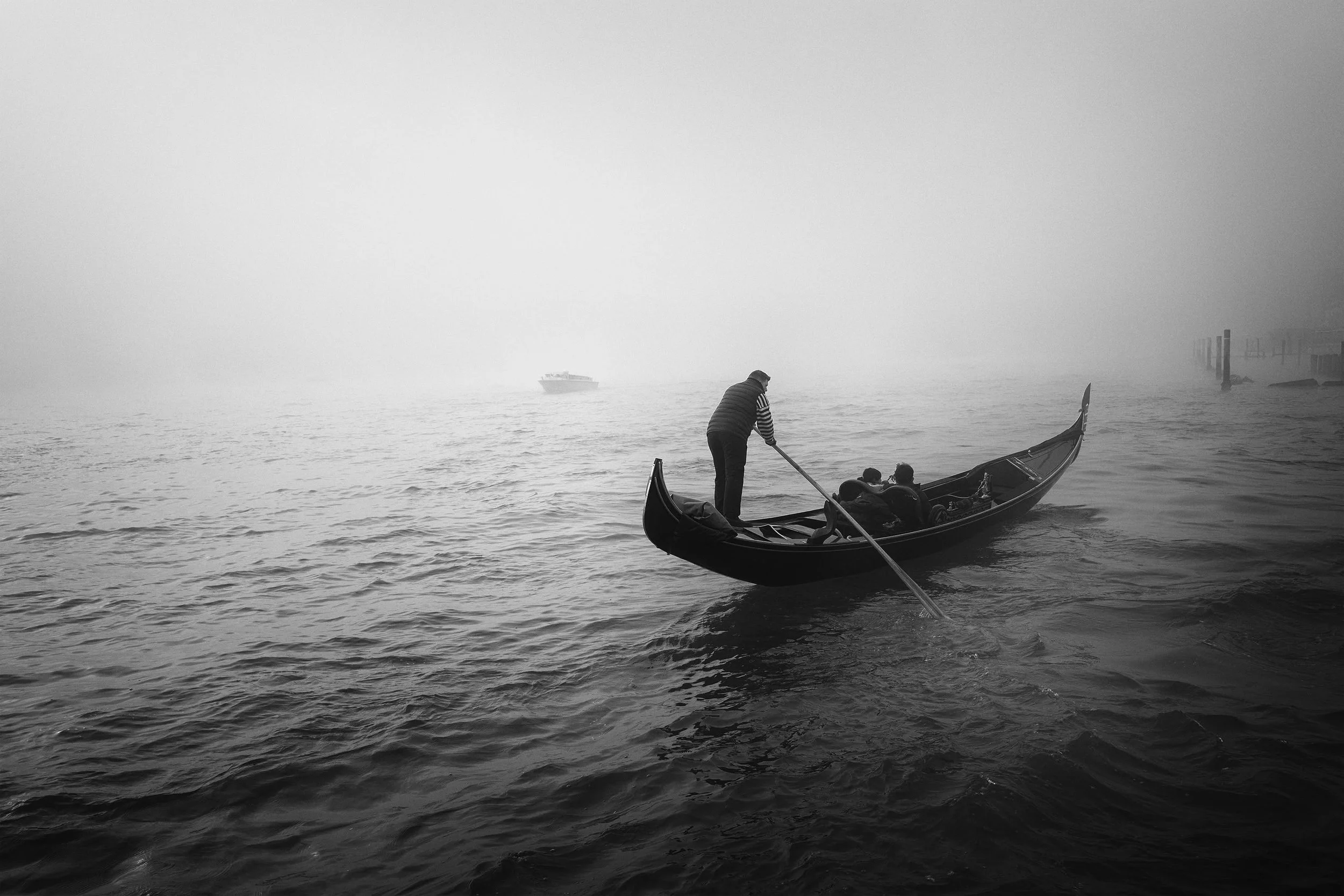 Some days, Venice disappears a little.

The buildings fade first. Then the horizon. Until only a gondola, the rhythm of an oar, and a few people moving through the grey remain.

This is what draws me to Venice in winter.

The fog leaves room for smal