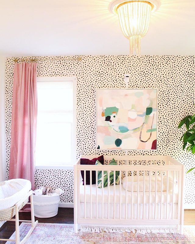 Happy Tuesday! Less than 2 weeks before baby girl&rsquo;s arrival, so I thought it was a good time to share her nursery with you! I love how it turned out and can&rsquo;t wait for its new occupant. 😍 The full tour is on the blog, link in profile. #l