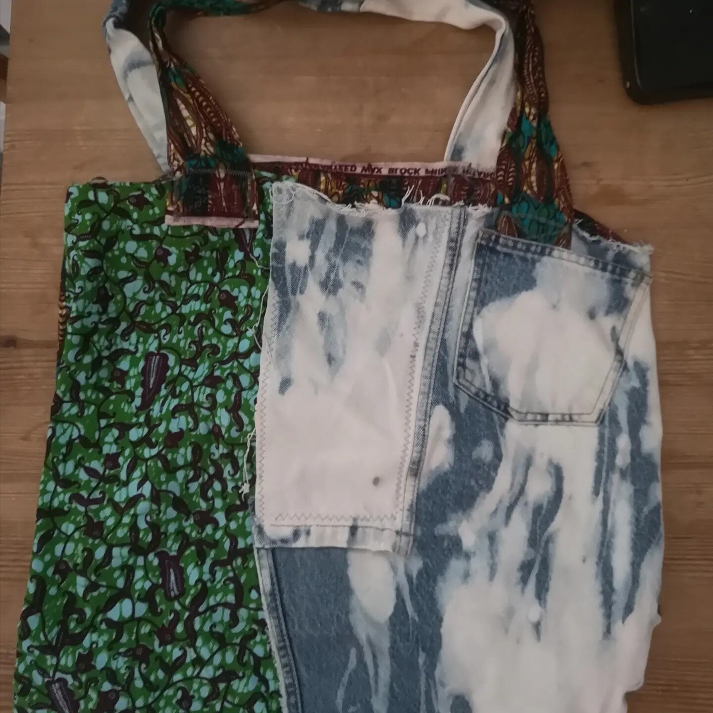 Upcycled African Pepper Print ( jollof style) Cocoa, Cacao, Pod Print ( yummy) and hand dyed denim! Ehhh Challe ! Shake dat Booty...from Toille sample to finished Yoga and Fitness bag, tried and tested @in2wildfestival the @emethicaluxury denim throw
