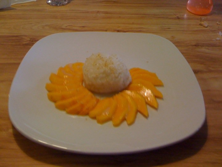 Sticky coconut rice with mango.jpg