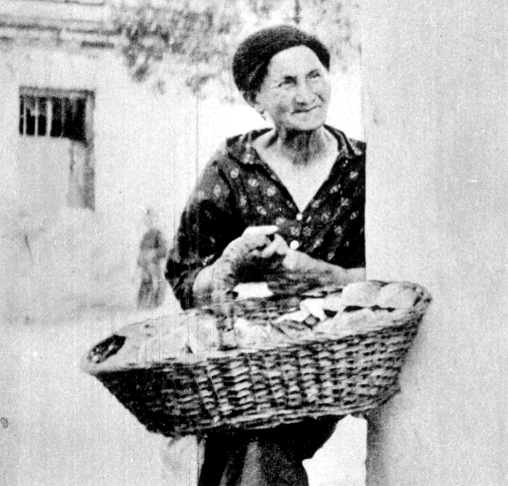 A woman selling flatbread in Warsaw courtesy of the YIVO Encyclopedia, photograph by Menakhem Kipnis - http://yivoencyclopedia.org