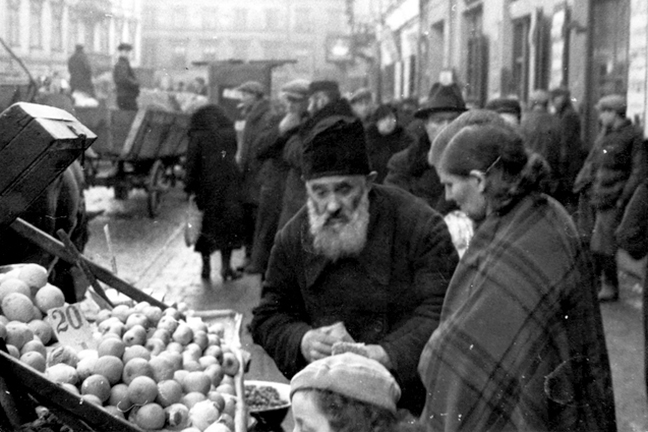 The vibrant Jewish Quarter in pre-WWII Warsaw courtesy of the Yad Vashem Photo Archive - http://yadvashem.org
