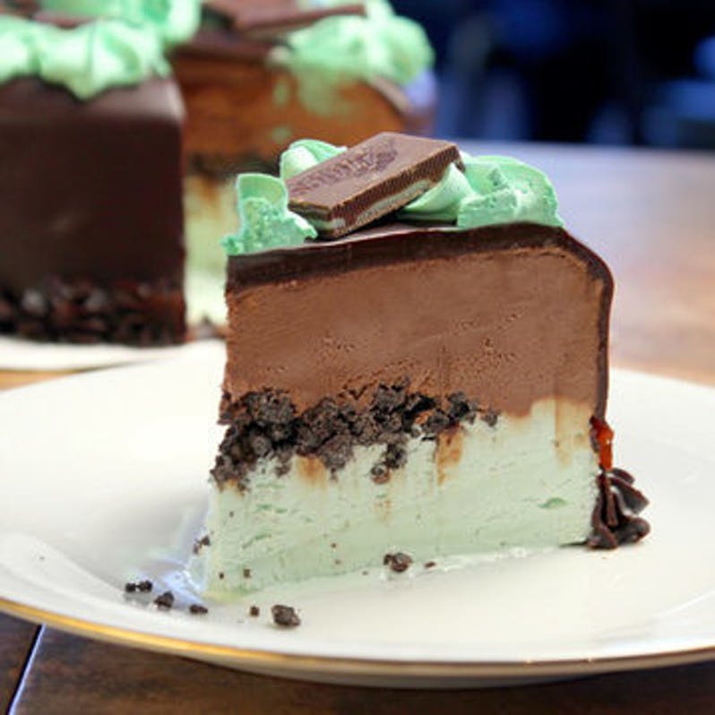 mint-fudge-ganache-ice-cream-cake-serves-16.ce7768c29f6c069e7840fc0bdf548560.jpg