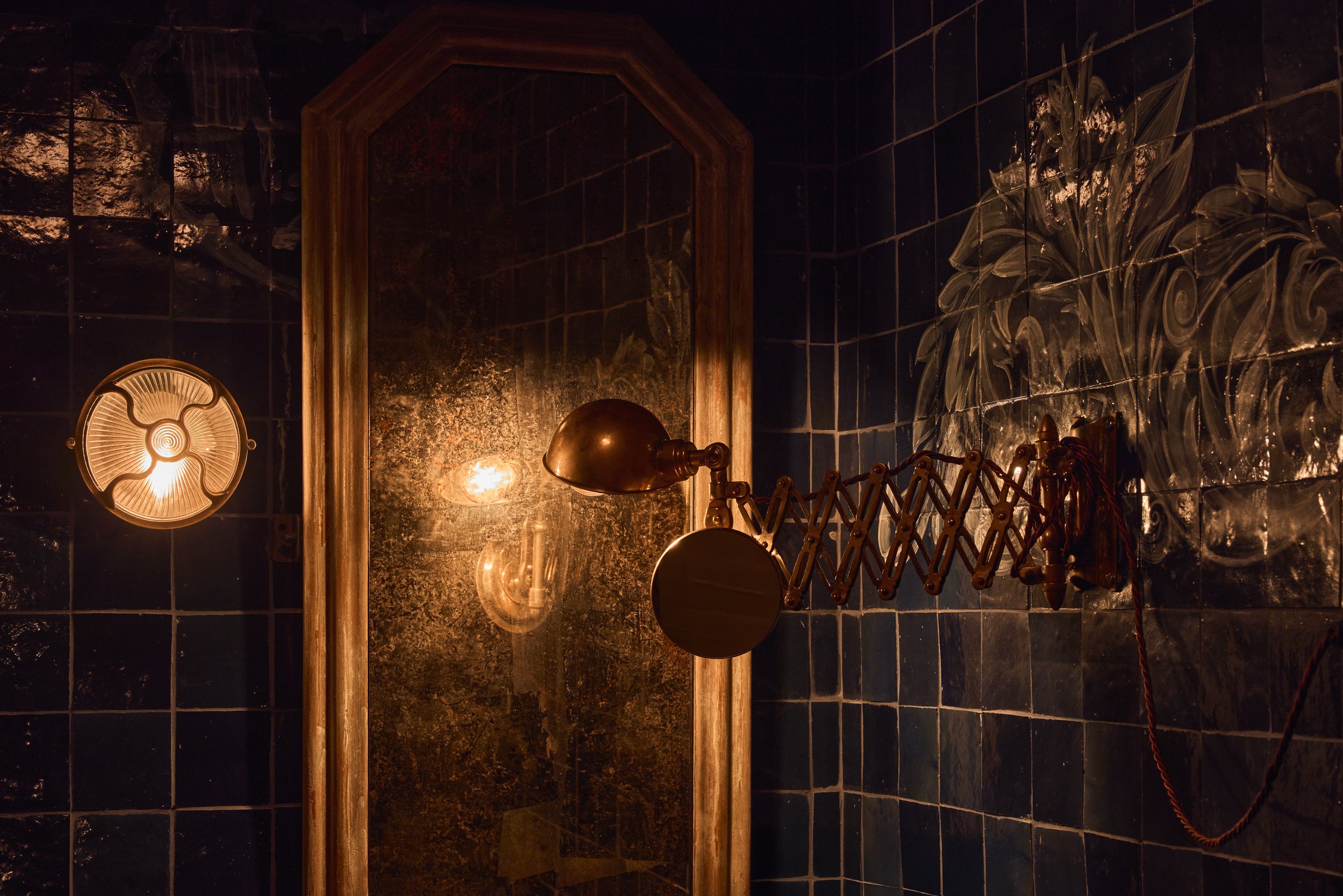 DOUBLE KNOT MIAMI_RESTROOM_434 FINAL Credit Jason Varney.jpg