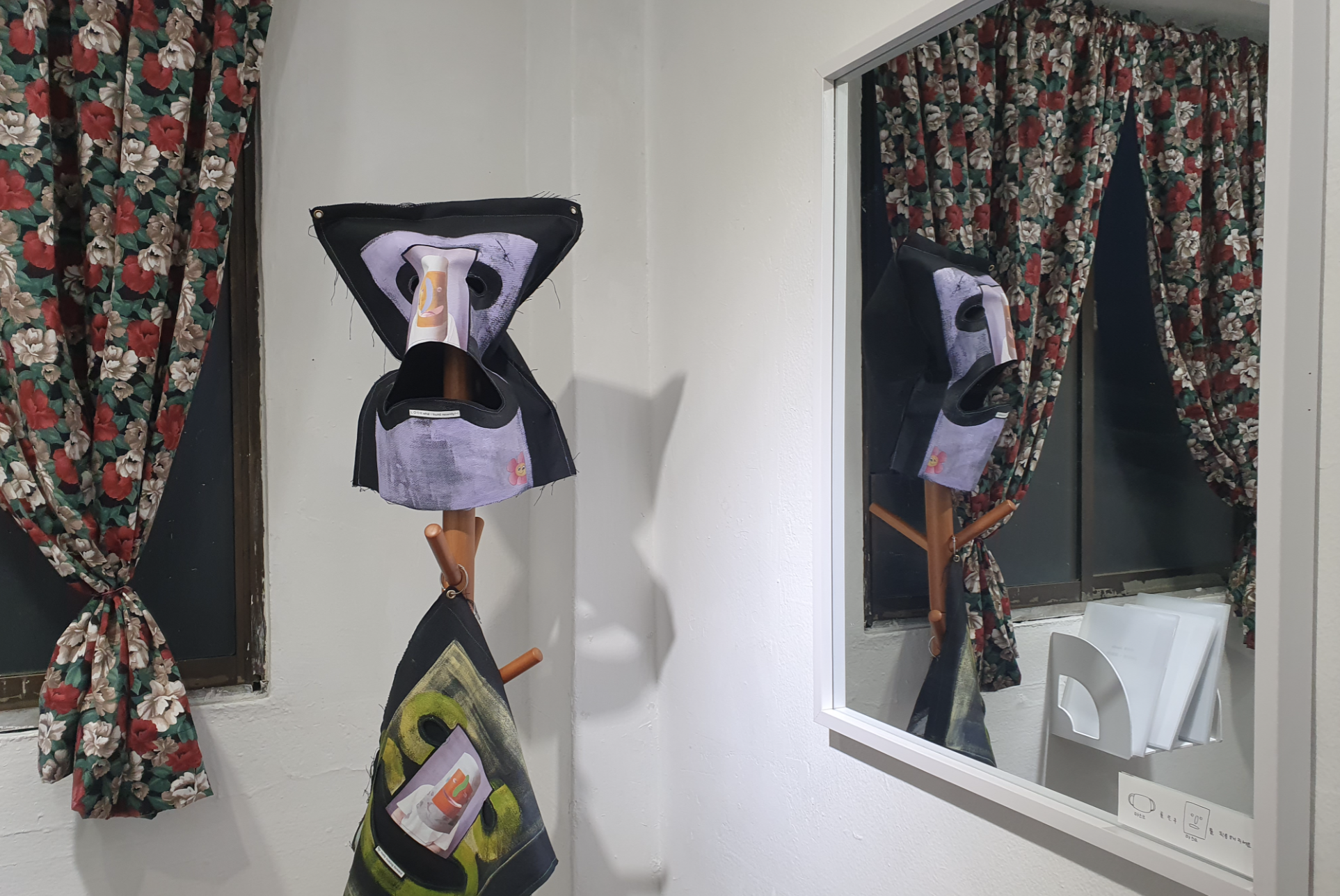  Amelia Skelton, Skelton 스켈톤 아멜리아  L O O K, 2020  Digital print on cotton drill, thread, metal eyelets, acrylic paint, paper  코튼 드릴, 실, 금속, 아크릴, 종이에 디지털 인쇄 
