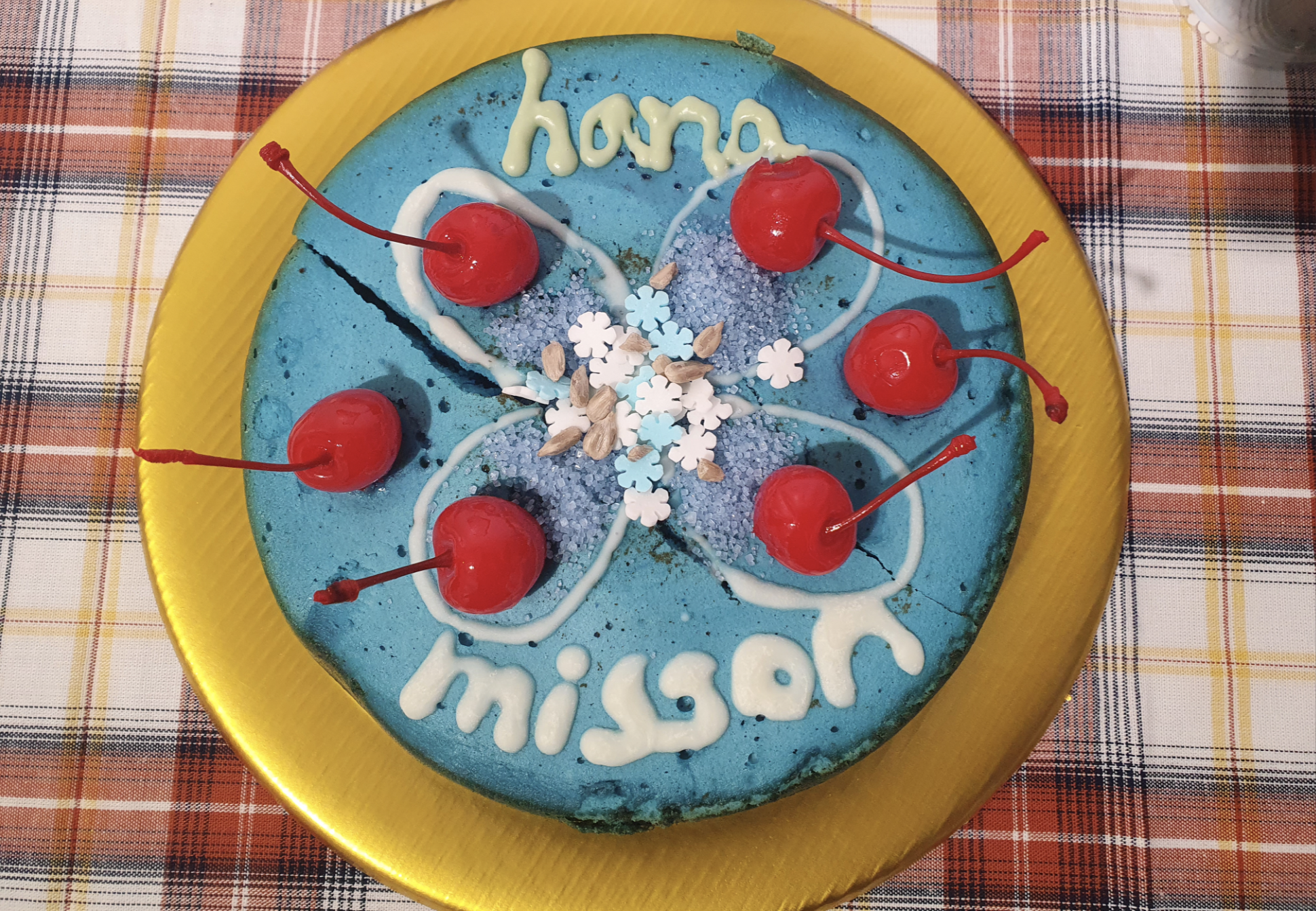  Hana Hoogedeure &amp; Hyerim Suh 후게듀어 하나 &amp; 서혜림  A mission for you, 2020  너를 위한 미션(A mission for you), 2020  poster, cake installation  포스터, 케이크 설치 