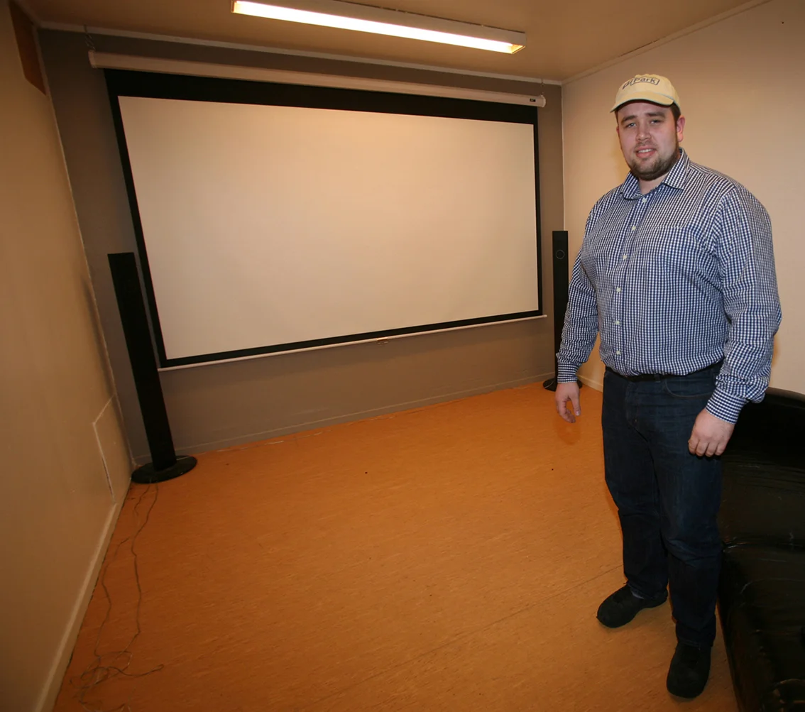 Storskjerm og projektor for film og eventuelt speling.