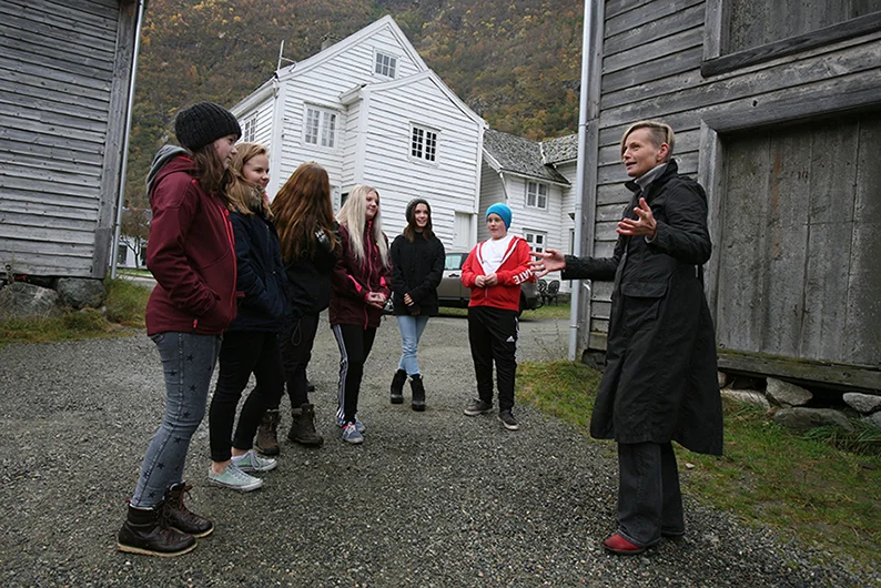 Delar av niande klasse og arkitekt Tina Sinclair frå Arkitektgruppen Cubus på Løytnantsbryggja. Foto: Odd Helge Brugrand
